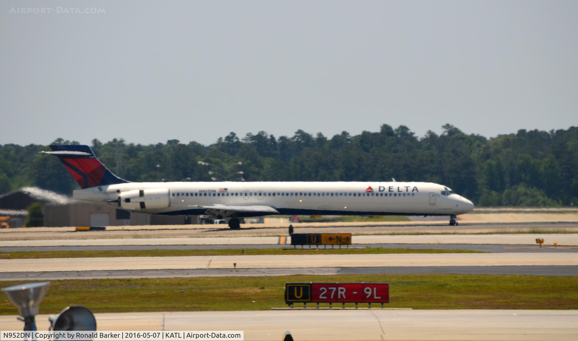 N952DN, 1998 McDonnell Douglas MD-90-30 C/N 53560, Landing Atlanta