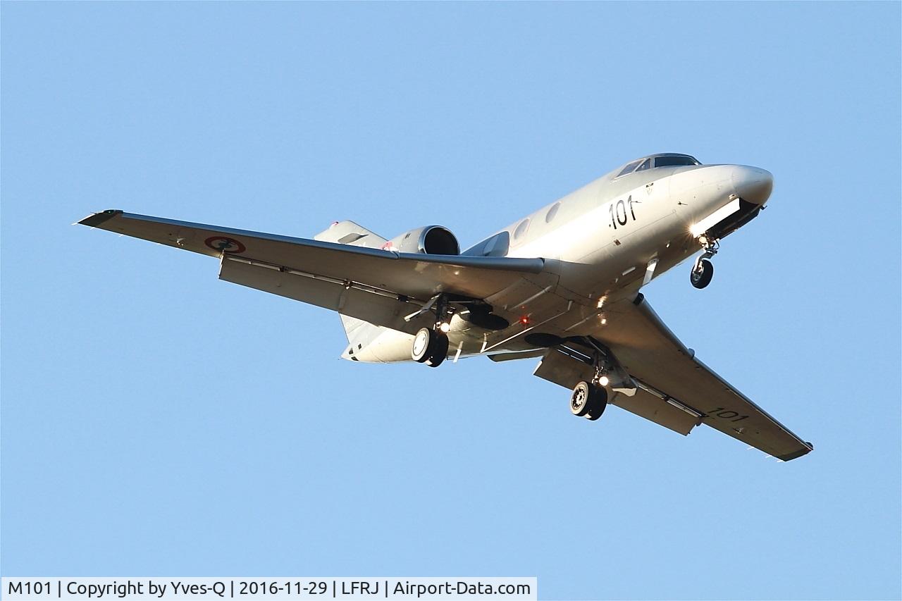 M101, 1977 Dassault Falcon 10MER C/N 101, Dassault Falcon 10 MER, Short approach rwy 08, Landivisiau Naval Air Base (LFRJ)