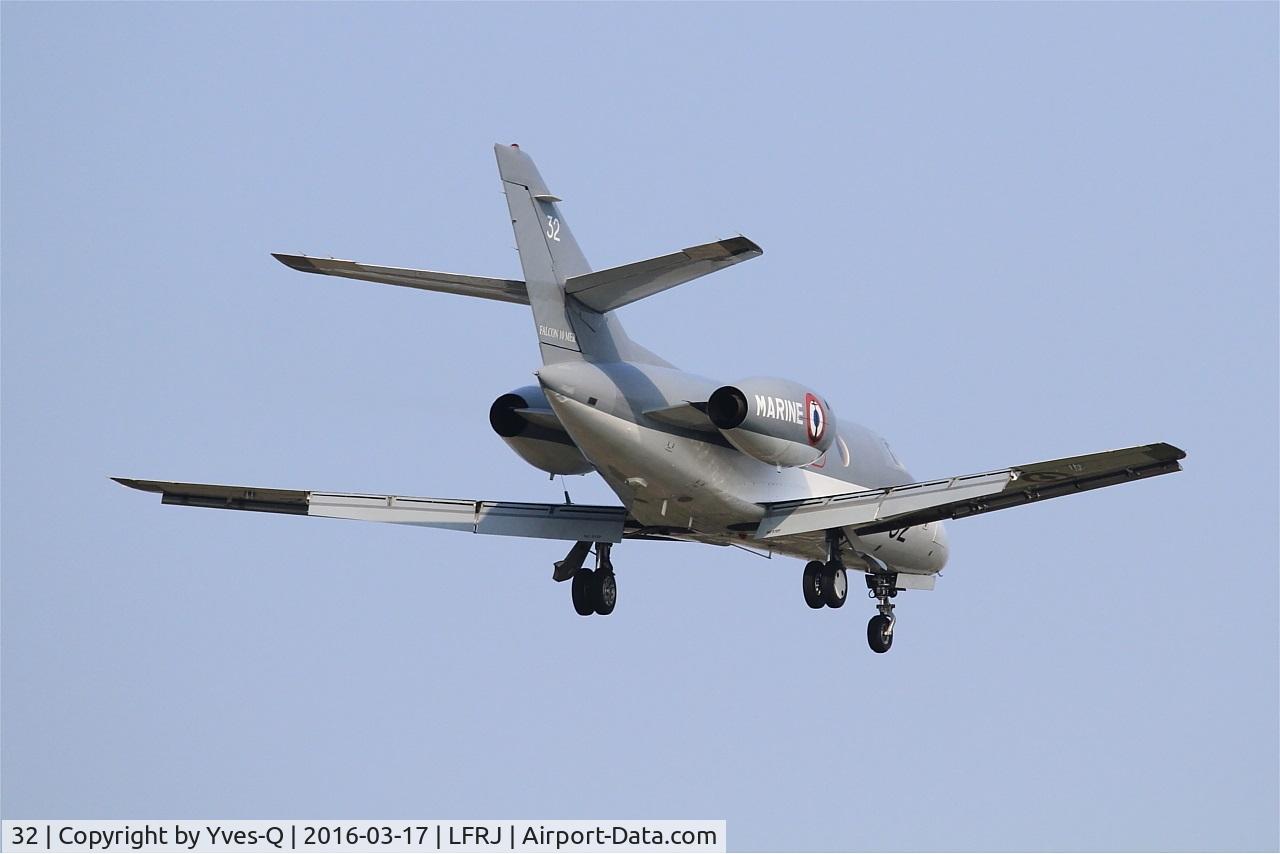 32, 1974 Dassault Falcon 10MER C/N 32, Dassault Falcon 10 MER, On final rwy 08, Landivisiau Naval Air Base (LFRJ)