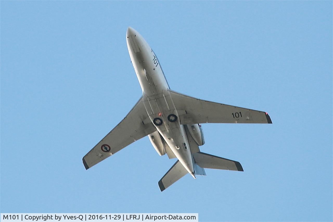 M101, 1977 Dassault Falcon 10MER C/N 101, Dassault Falcon 10 MER, Take off rwy 08, Landivisiau Naval Air Base (LFRJ)