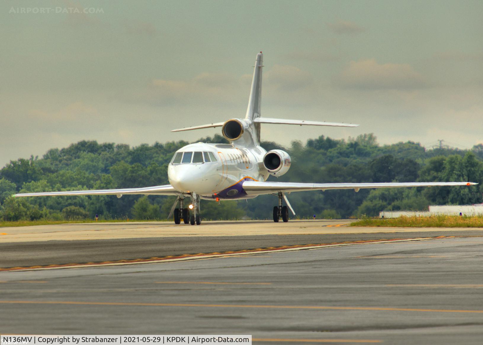 N136MV, 2001 Dassault Falcon 50EX C/N 311, Taxiing in after a flight from
McGhee Tyson (KTYS)