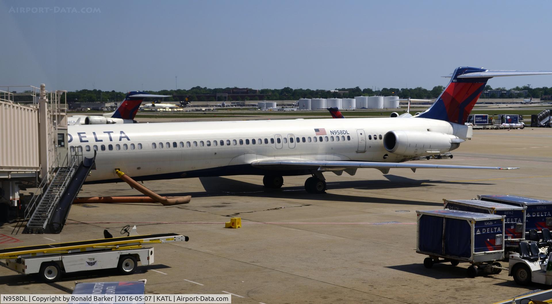 N958DL, 1990 McDonnell Douglas MD-88 C/N 49977, At the gate Atlanta