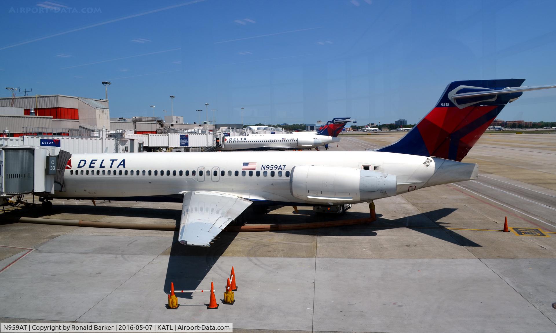 N959AT, 2001 Boeing 717-200 C/N 55021, At the gate Atlanta
