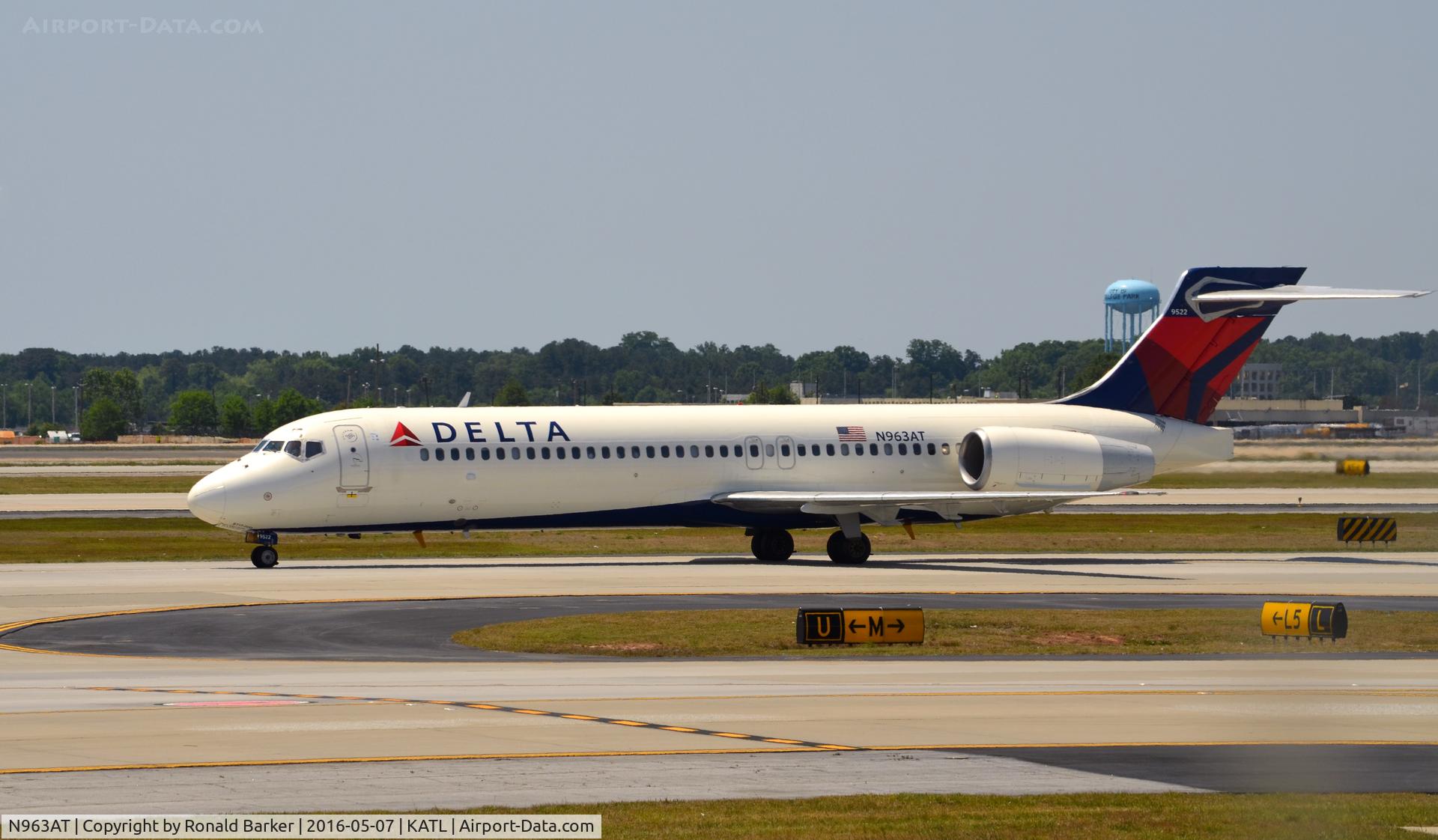 N963AT, 2001 Boeing 717-200 C/N 55024, Taxi to gate Atlanta