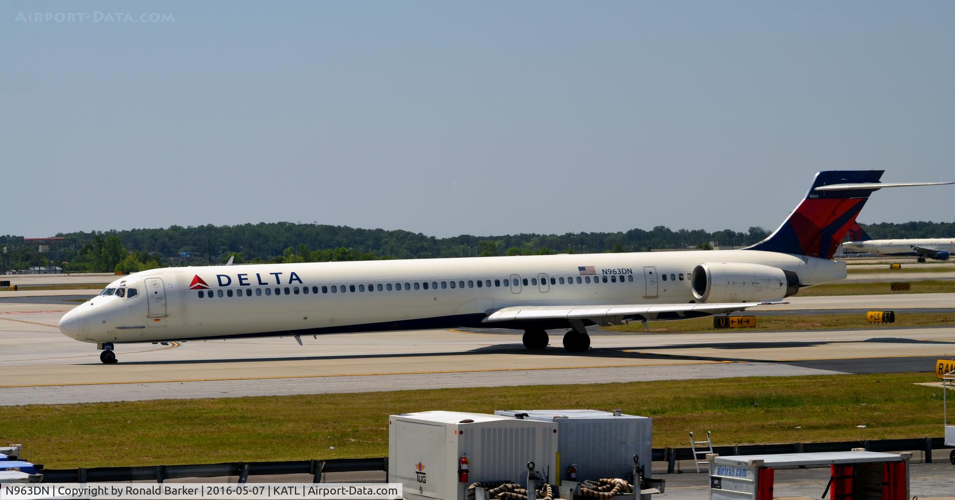 N963DN, 1998 McDonnell Douglas MD-90-30 C/N 53533, Taxi Atlanta