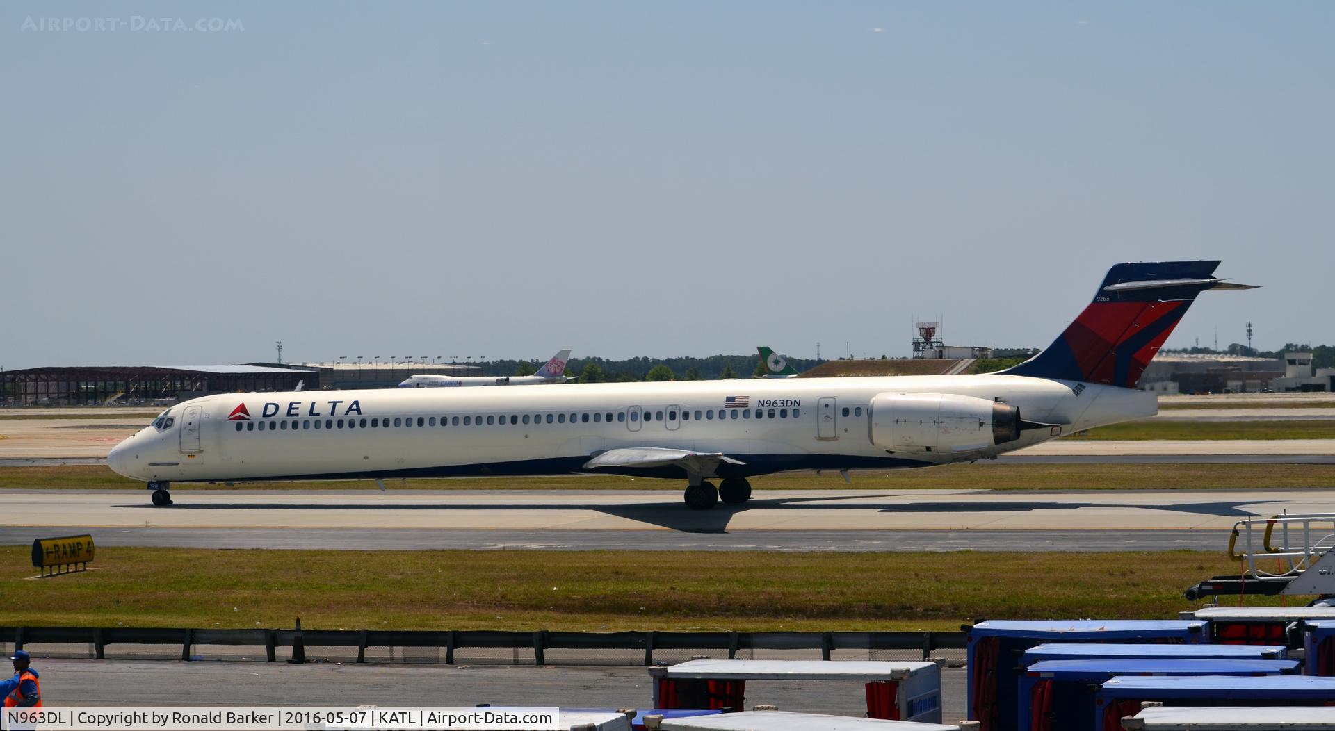 N963DL, 1990 McDonnell Douglas MD-88 C/N 49982, Taxi Atlanta