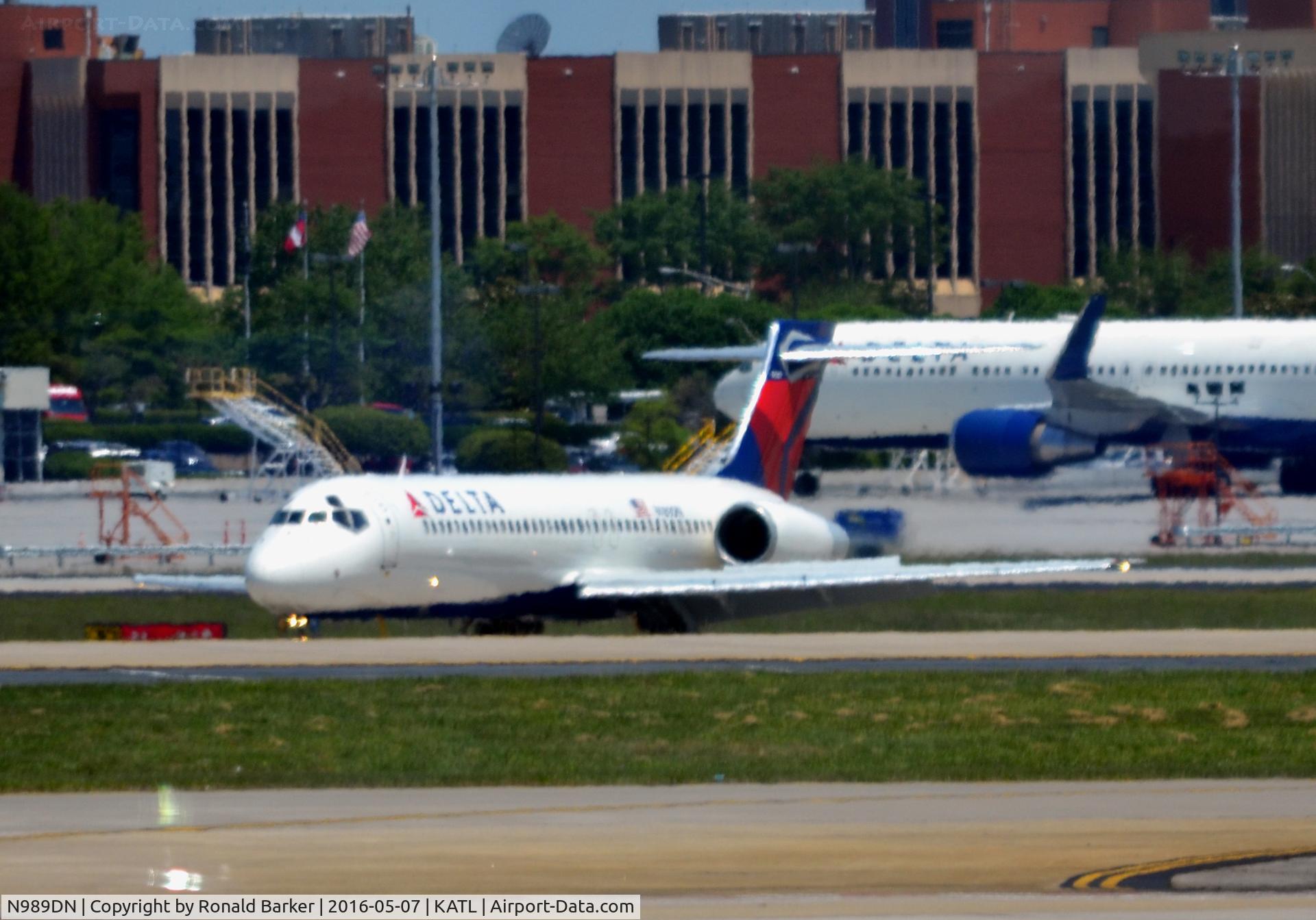 N989DN, 2001 Boeing 717-200 C/N 55067, Taxi Atlanta