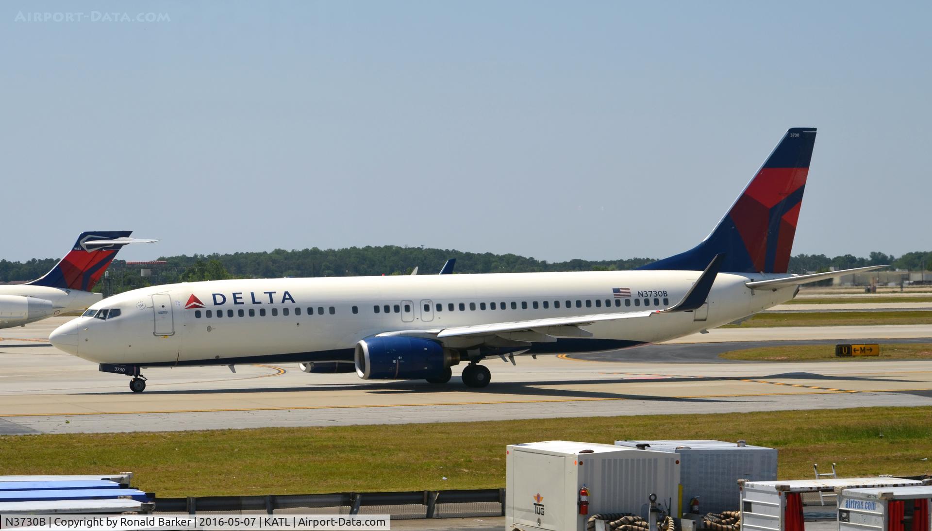 N3730B, 2000 Boeing 737-832 C/N 30538, Taxi Atlanta