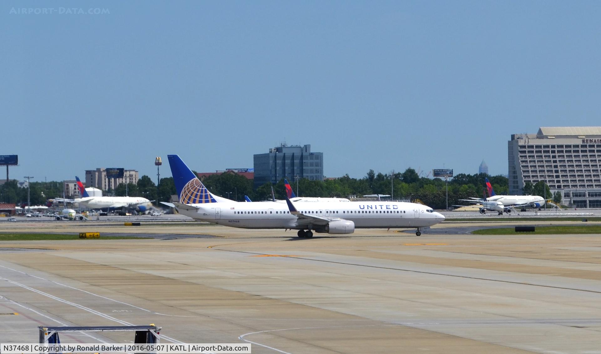N37468, 2013 Boeing 737-924/ER C/N 32836, Taxi Atlanta