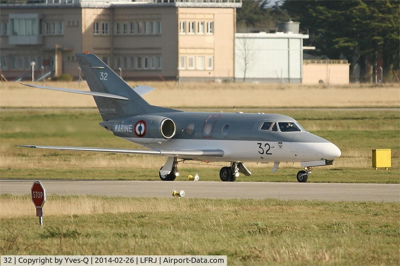 32, 1974 Dassault Falcon 10MER C/N 32, Dassault Falcon 10MER, Taxiing rwy 26, Landivisiau Naval Air Base (LFRJ)