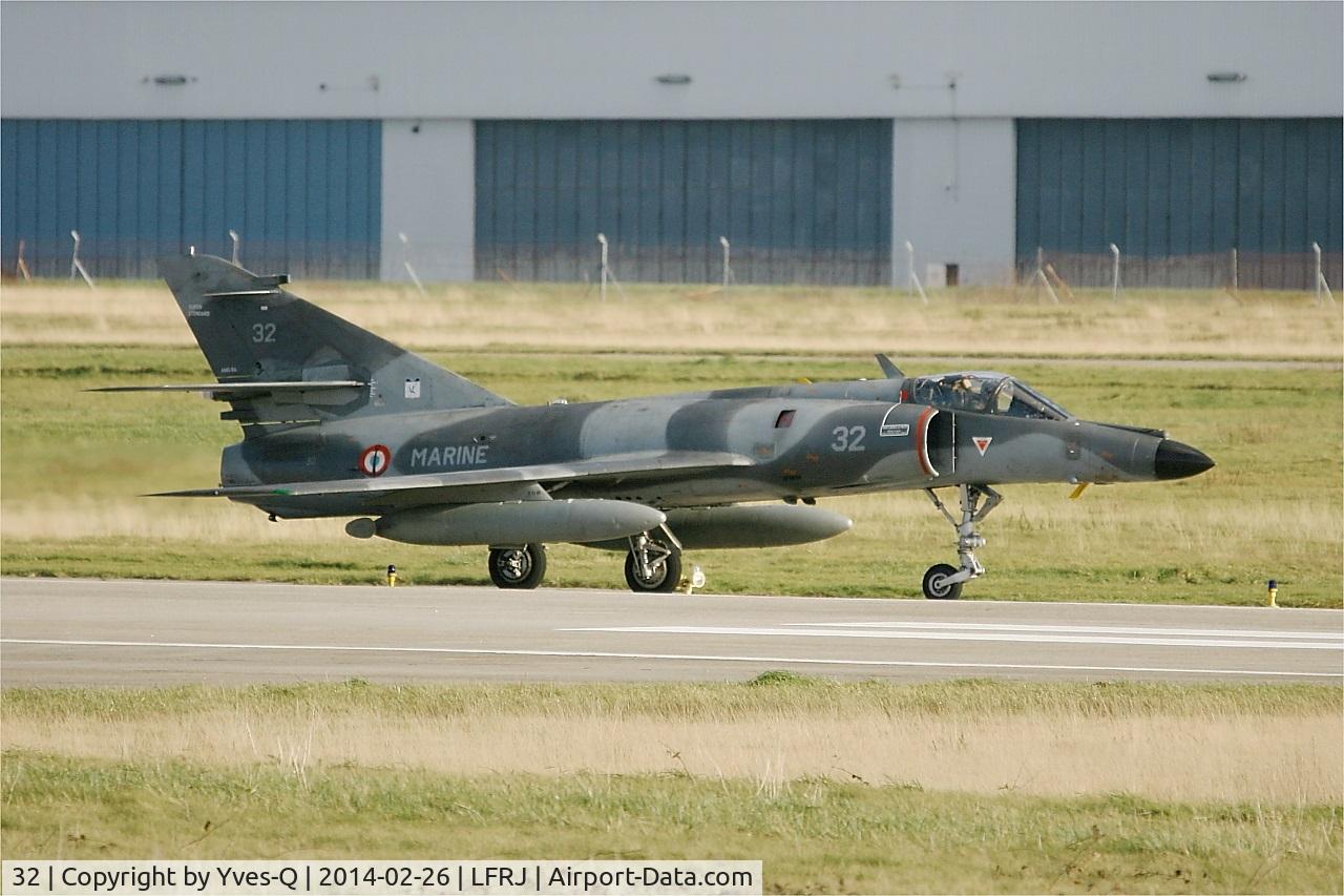 32, Dassault Super Etendard C/N 32, Dassault Super Etendard M (SEM), Taxiing rwy 26, Landivisiau Naval Air Base (LFRJ)