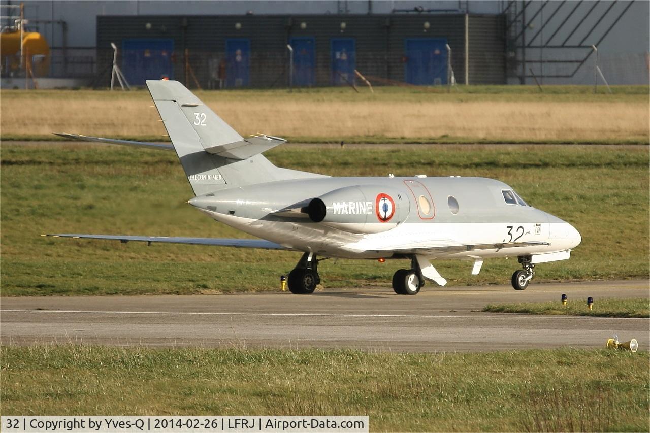 32, 1974 Dassault Falcon 10MER C/N 32, Dassault Falcon 10MER, Taxiing rwy 26, Landivisiau Naval Air Base (LFRJ)