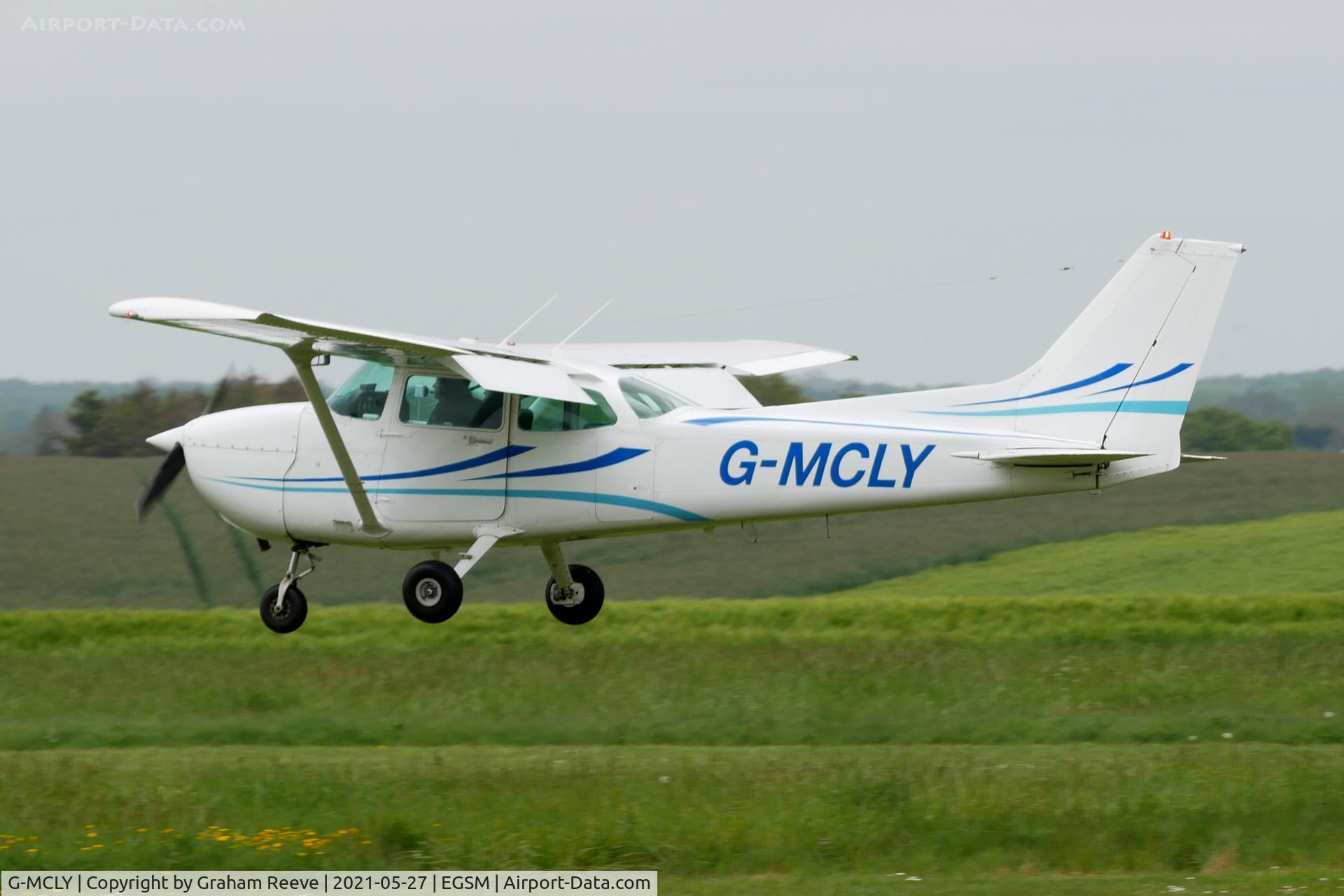 G-MCLY, 1982 Cessna 172P C/N 172-75597, Landing at Beccles.