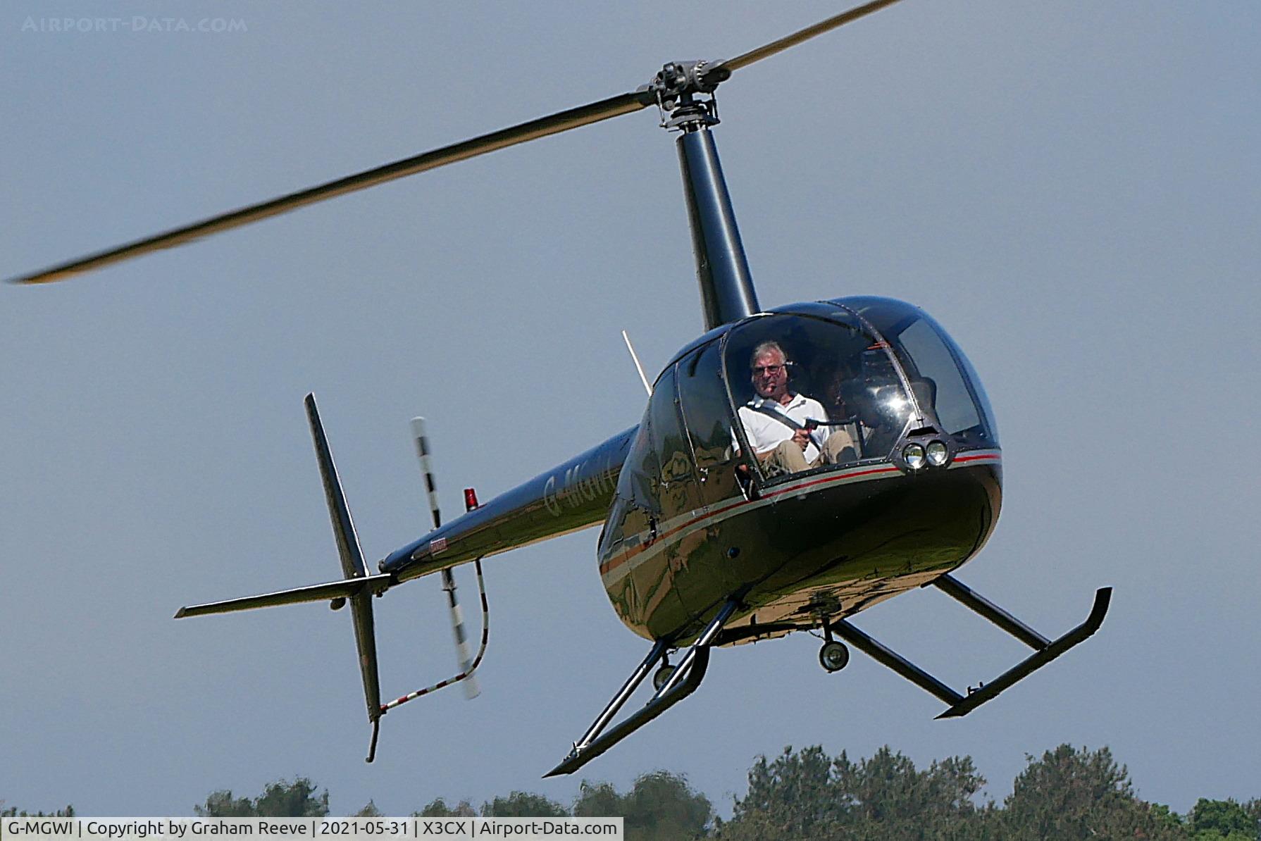 G-MGWI, 2000 Robinson R44 Astro C/N 0663, Landing at Northrepps.