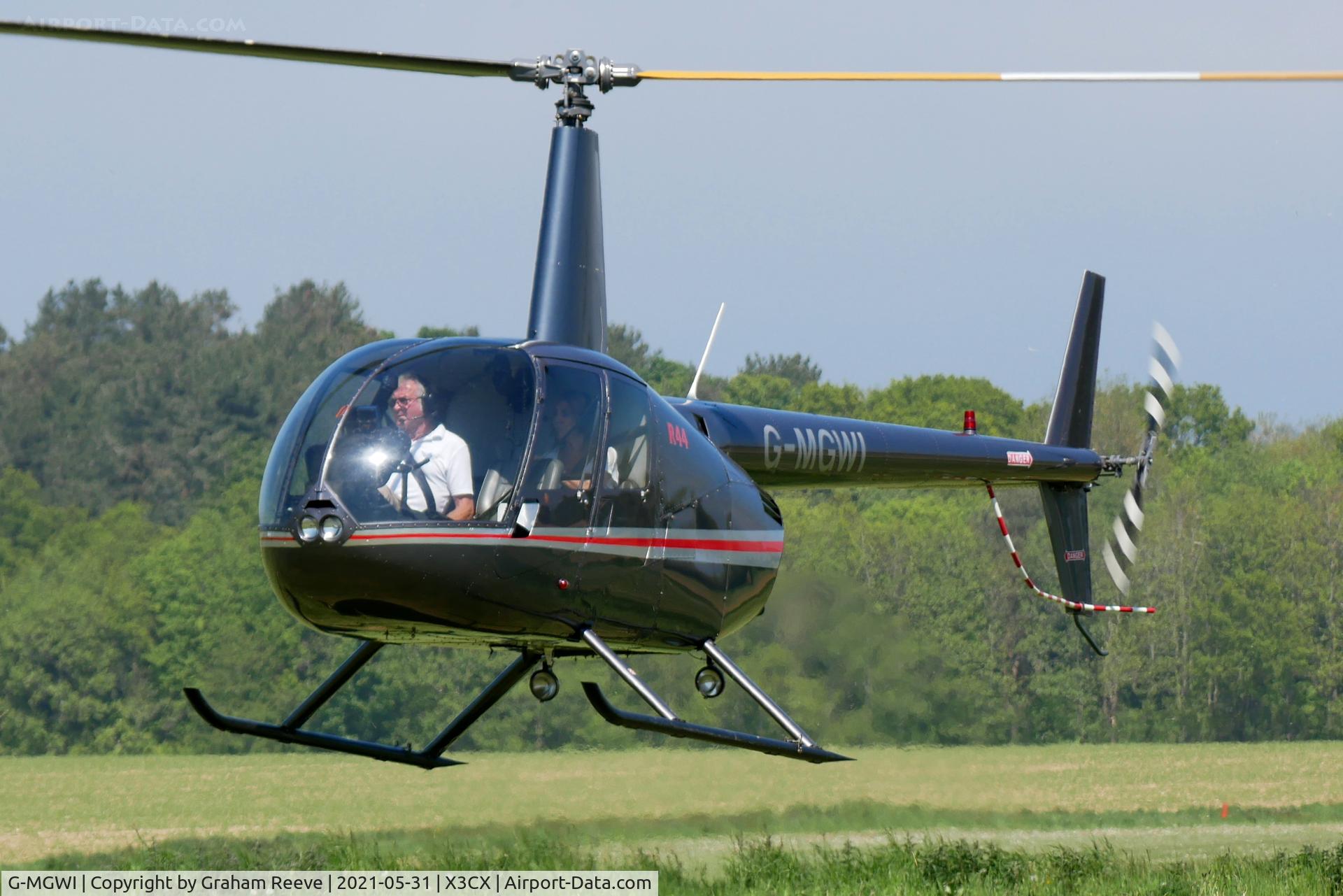 G-MGWI, 2000 Robinson R44 Astro C/N 0663, Landing at Northrepps.