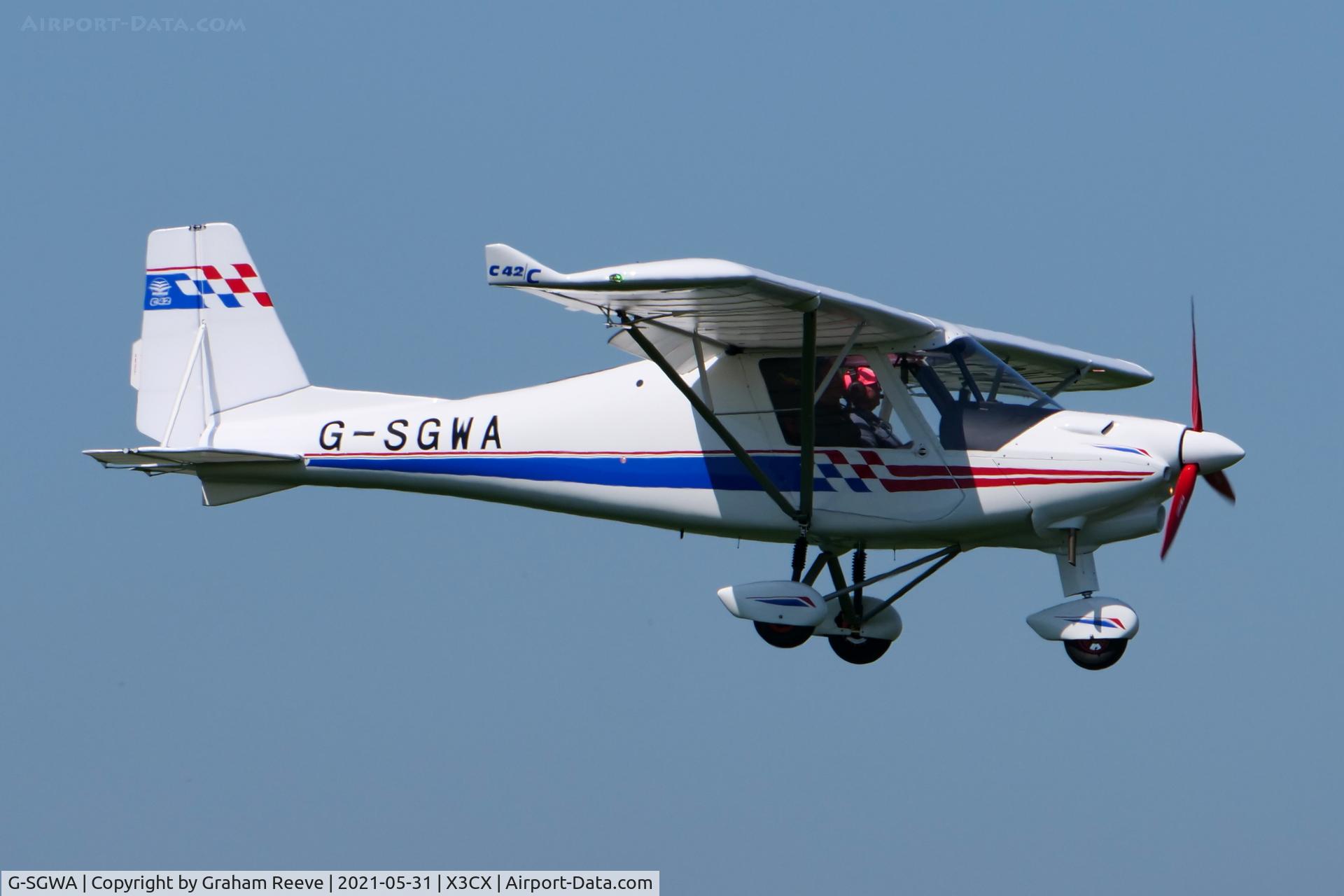 G-SGWA, 2020 Comco Ikarus C42 FB100 Charlie C/N 2008-7607, Landing at Northrepps.
