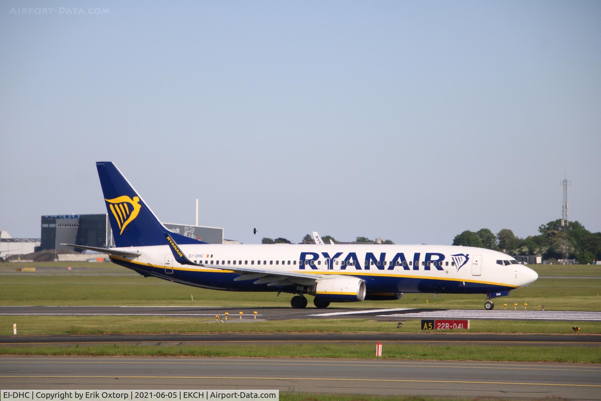 EI-DHC, 2005 Boeing 737-8AS C/N 33573, EI-DHC taking off rw 22R