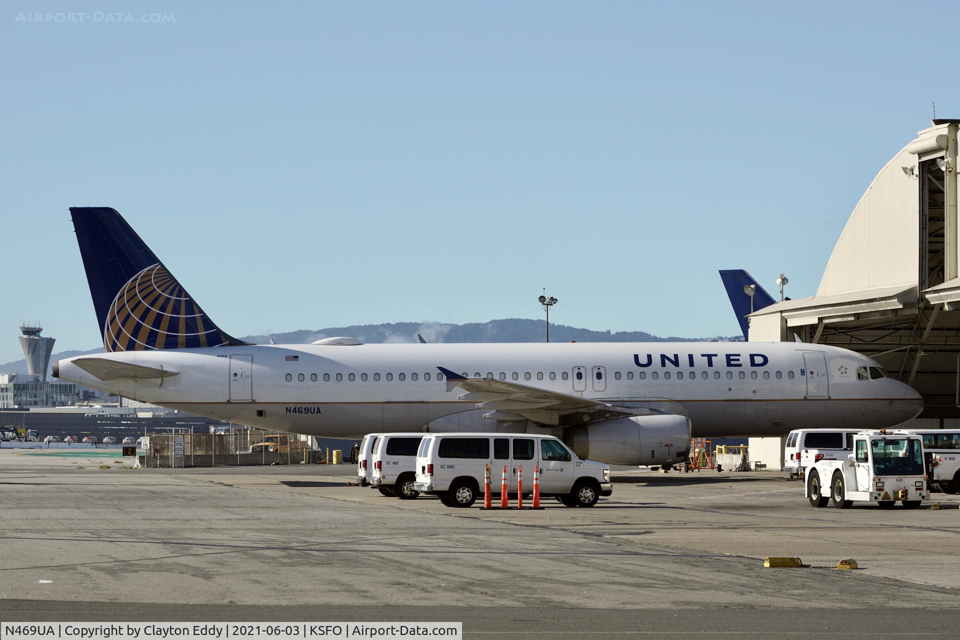 N469UA, 2001 Airbus A320-232 C/N 1409, SFO 2021.