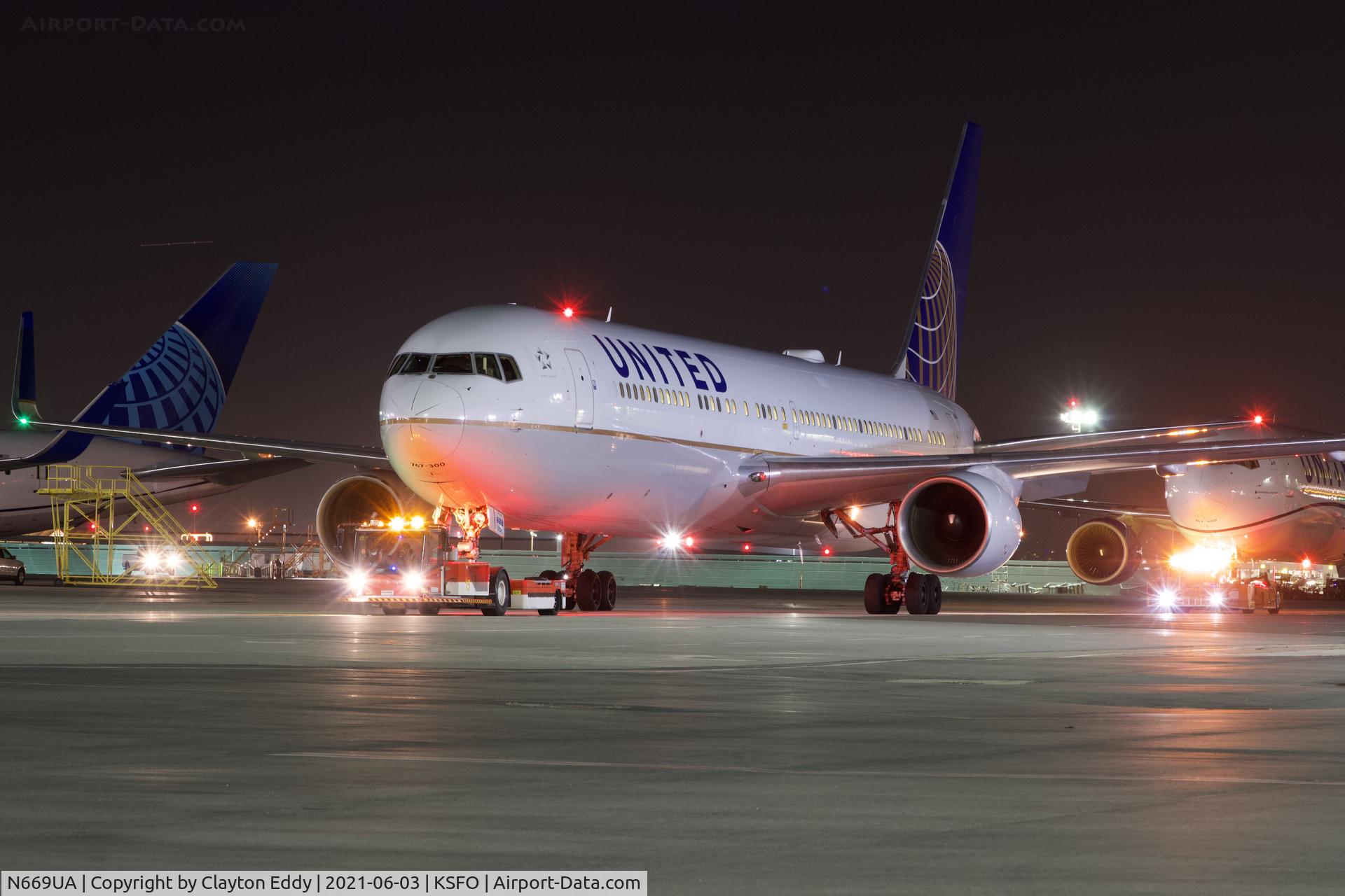 N669UA, 1999 Boeing 767-322 C/N 30025, SFO 2021.