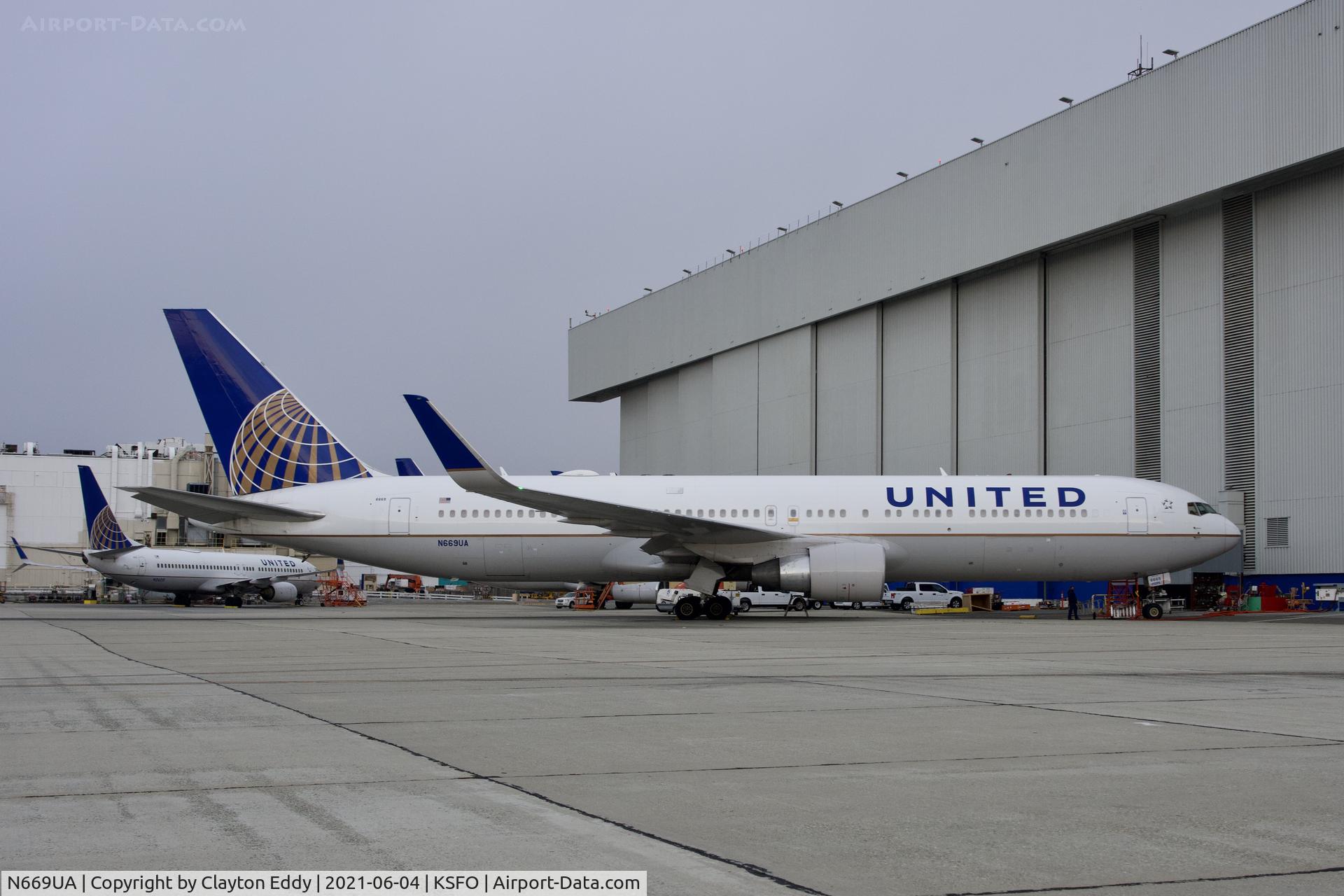 N669UA, 1999 Boeing 767-322 C/N 30025, SFO 2021.