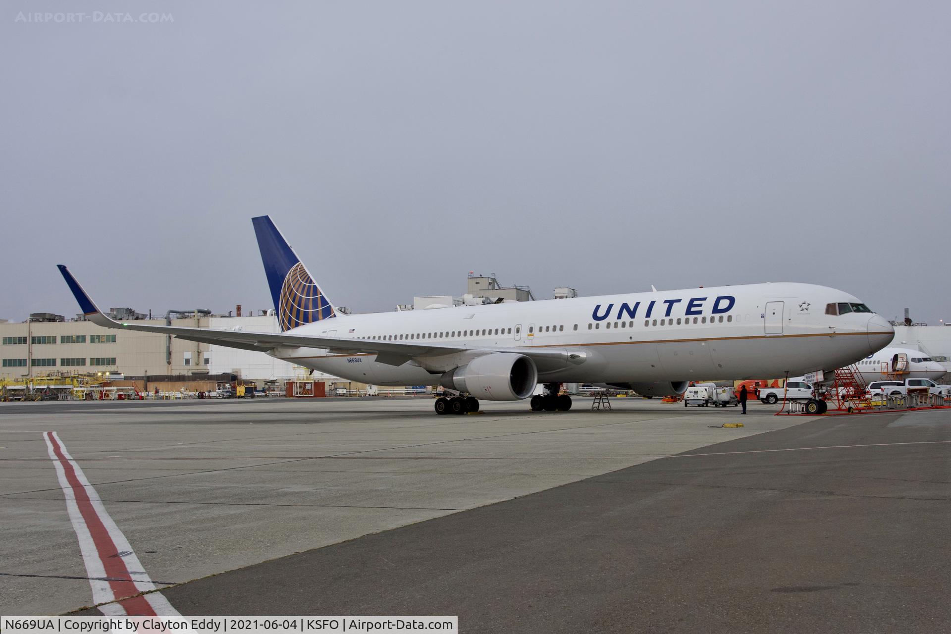 N669UA, 1999 Boeing 767-322 C/N 30025, SFO 2021.