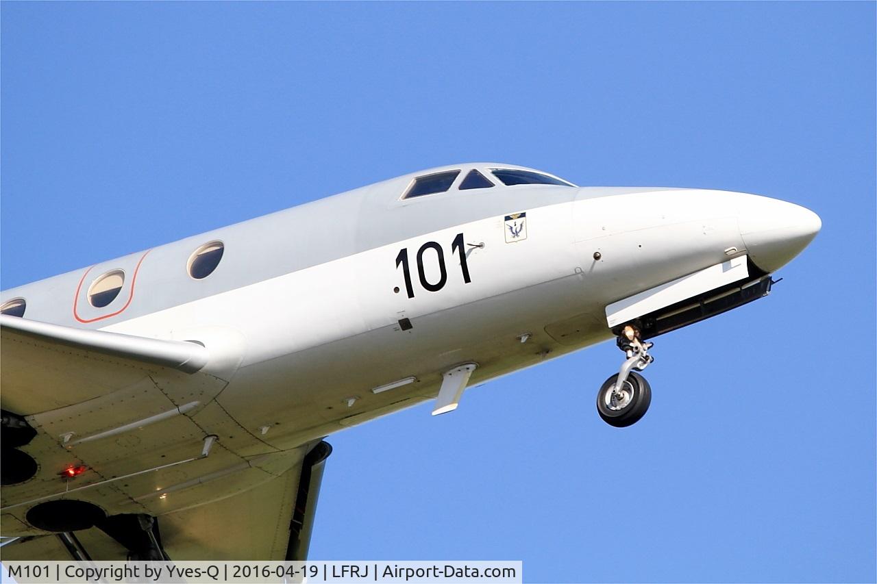 M101, 1977 Dassault Falcon 10MER C/N 101, Dassault Falcon 10 MER, Short approach rwy 08, Landivisiau Naval Air Base (LFRJ)