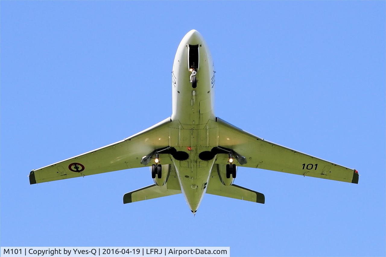 M101, 1977 Dassault Falcon 10MER C/N 101, Dassault Falcon 10 MER, Short approach rwy 08, Landivisiau Naval Air Base (LFRJ)