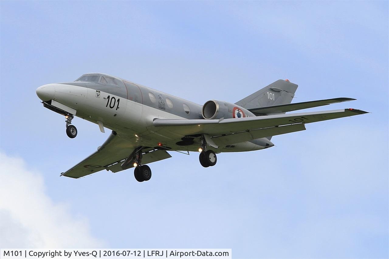 M101, 1977 Dassault Falcon 10MER C/N 101, Dassault Falcon 10 MER, Short approach rwy 26, Landivisiau Naval Air Base (LFRJ)