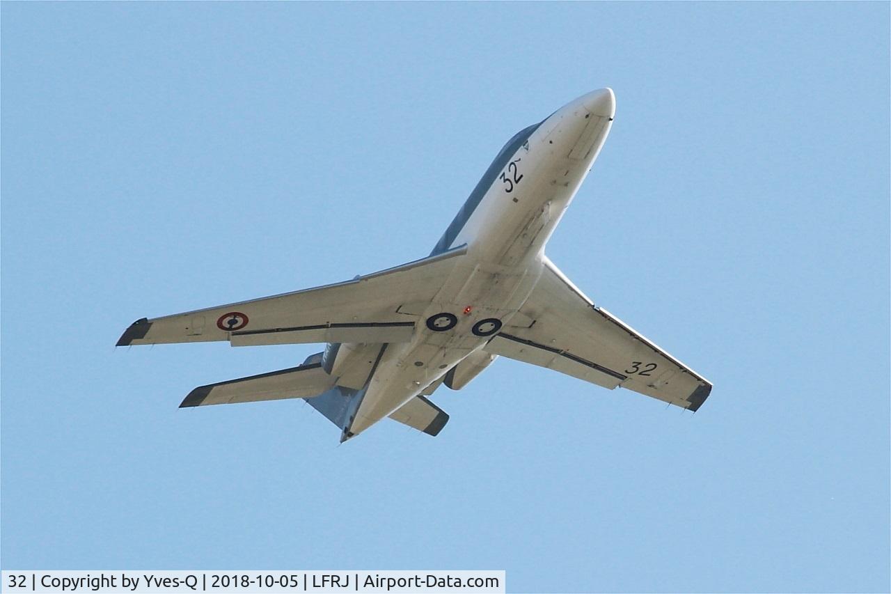 32, 1974 Dassault Falcon 10MER C/N 32, Dassault Falcon 10 MER, Climbing from rwy 26, Landivisiau naval air base (LFRJ)