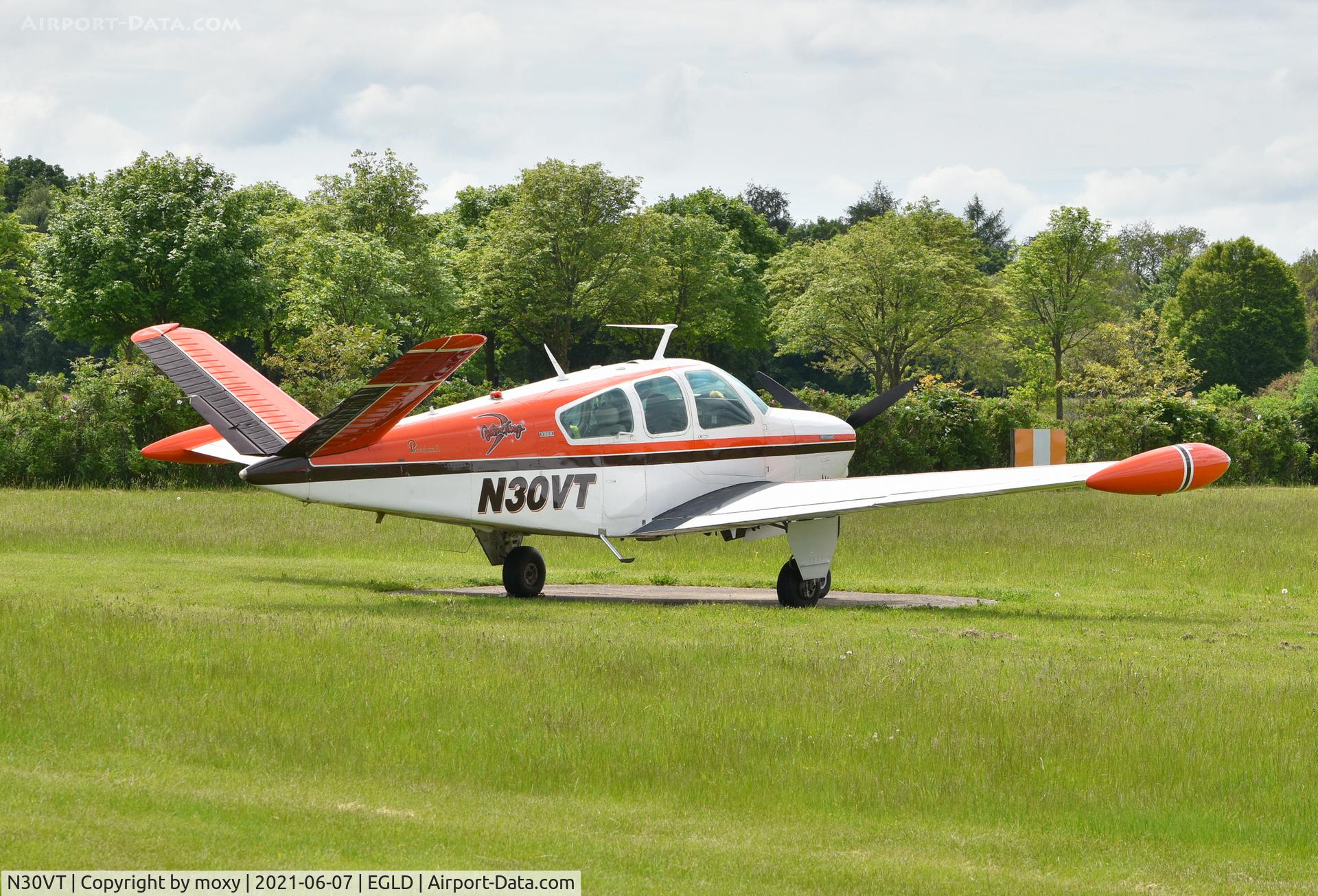 N30VT, 1973 Beech V35B Bonanza Bonanza C/N D-9439, Beech V35B Bonanza at Denham.