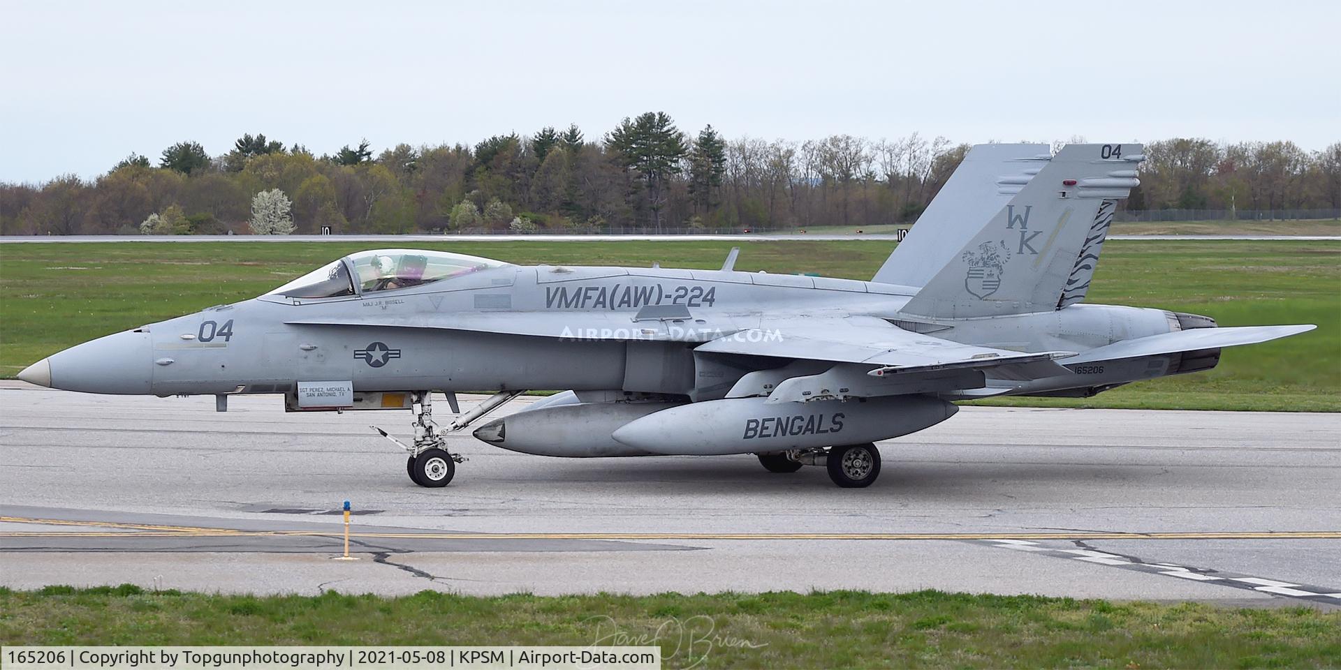 165206, McDonnell Douglas F/A-18C Hornet C/N 1367/C431, MAZDA92 taxing up to the 34 hammerhead