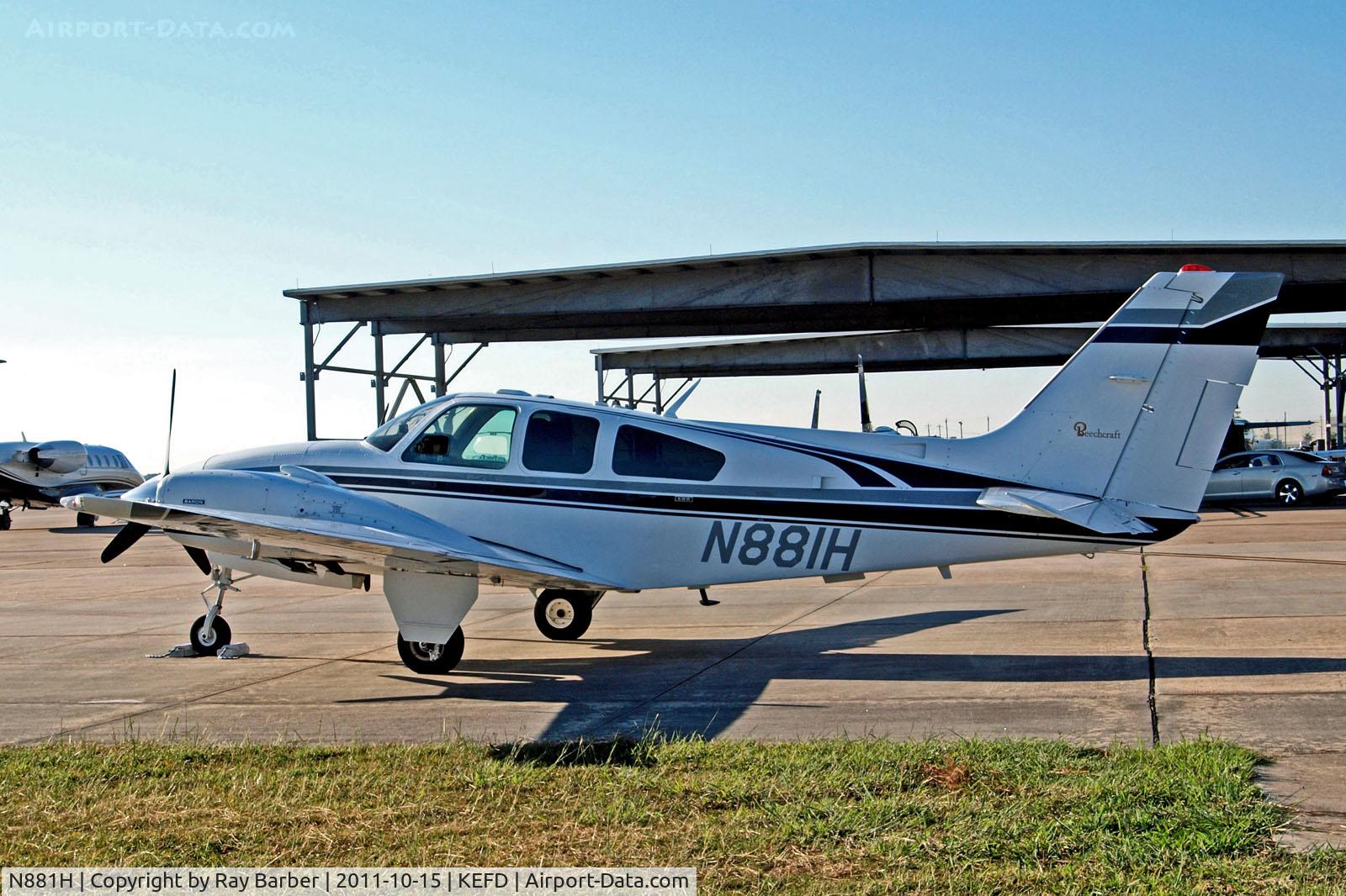 N881H, 1972 Beech E-55 Baron C/N TE-883, N881H   Beech 95-E55 Baron [TE-883] Houston-Ellington Field~N 15/10/2011