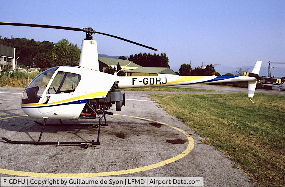 F-GDHJ, Robinson R22 C/N 0159, early morning encounter at Cannes