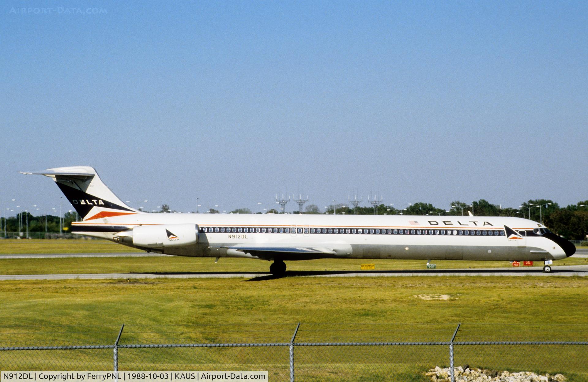N912DL, 1987 McDonnell Douglas MD-88 C/N 49543, Delta MD-88 taxiing for departure