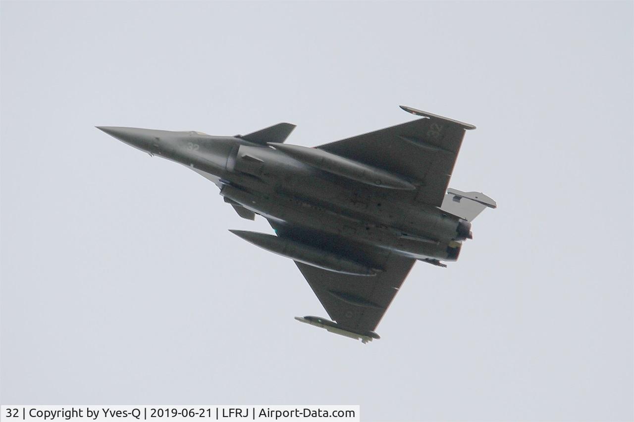 32, Dassault Rafale M C/N 32, Dassault Rafale M, Climbing from rwy 26, Landivisiau Naval Air Base (LFRJ)