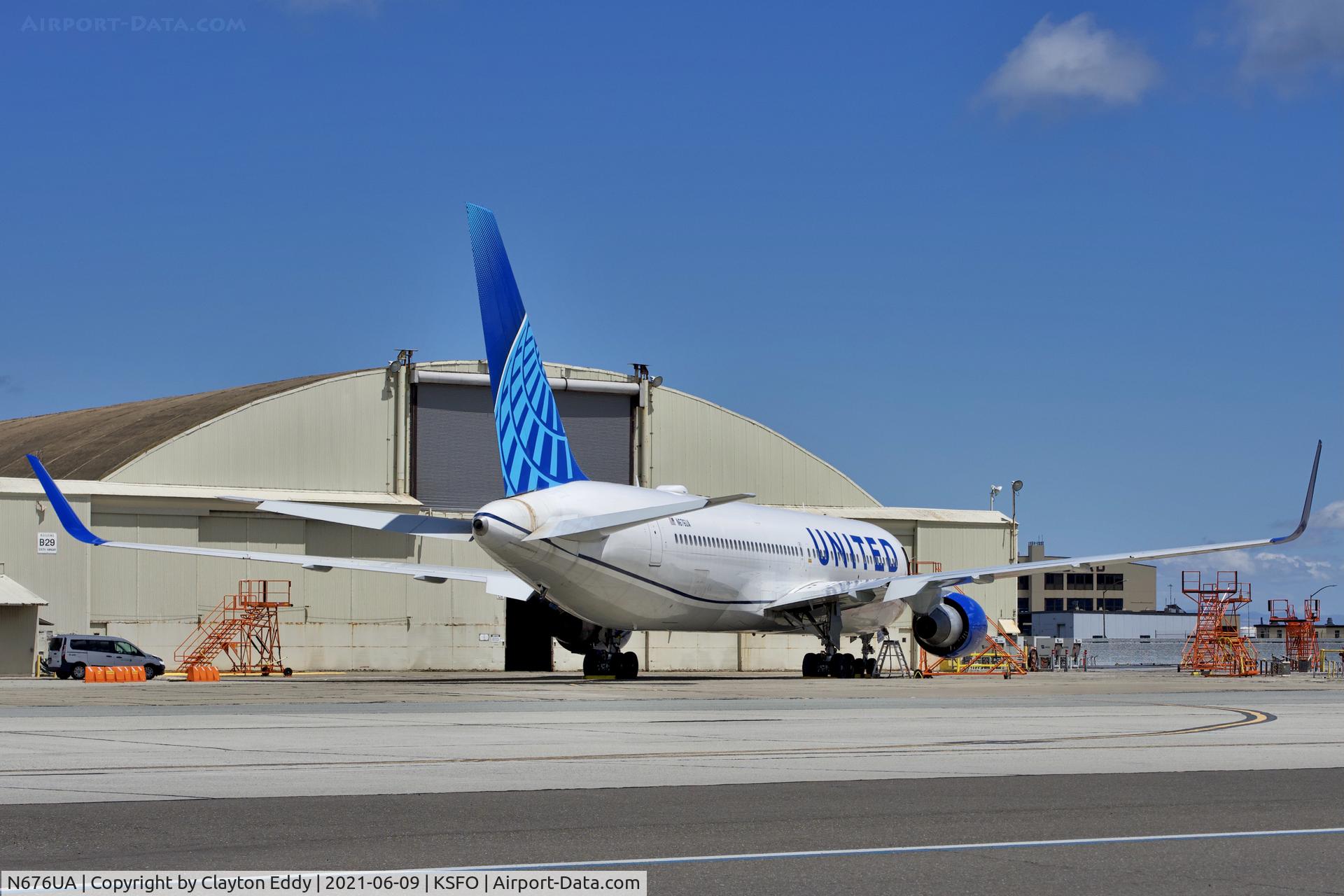 N676UA, 2001 Boeing 767-322 C/N 30028, SfO 2021.