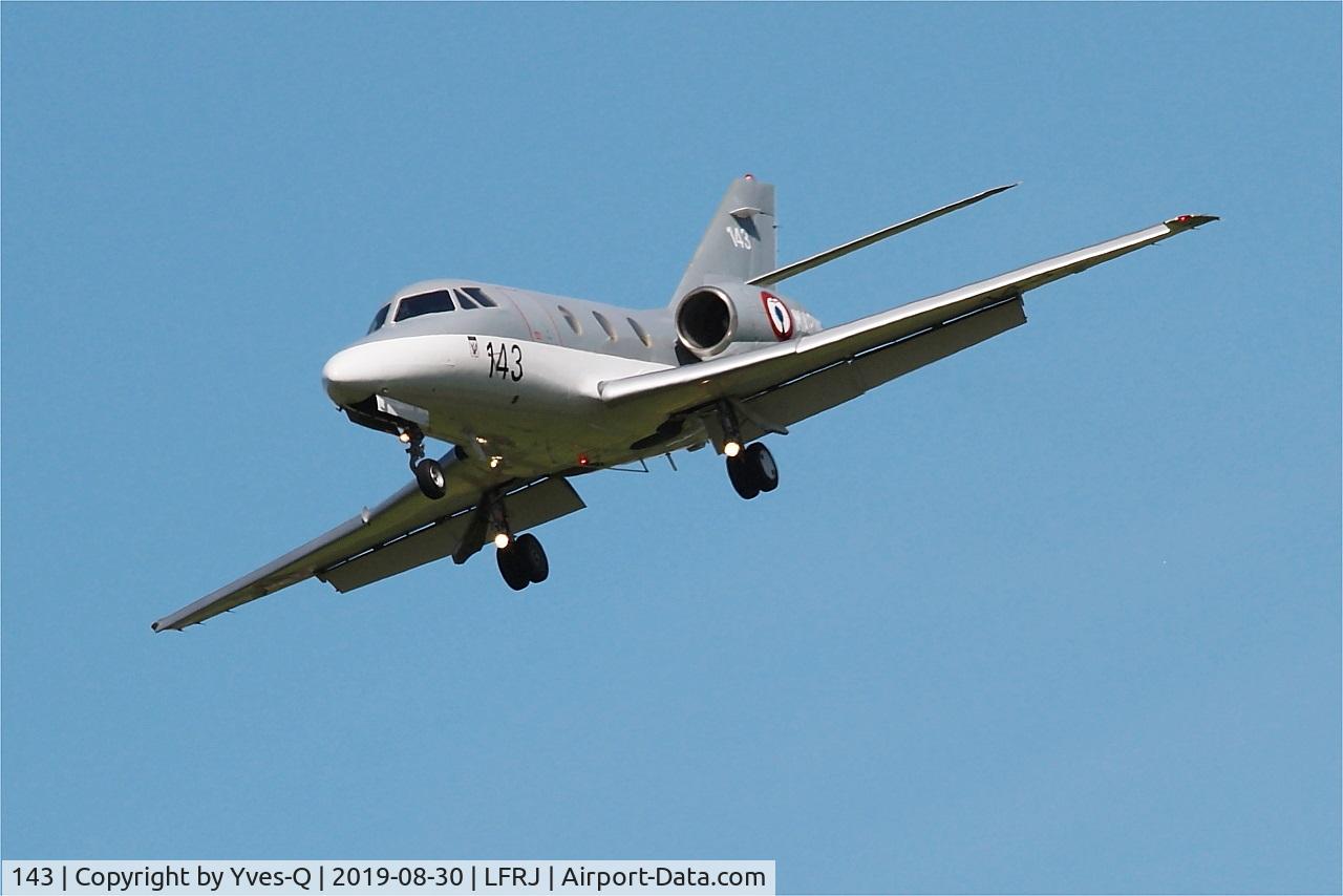 143, 1979 Dassault Falcon 10MER C/N 143, Dassault Falcon 10 Short approach rwy 26, Landivisiau Naval Air Base (LFRJ)