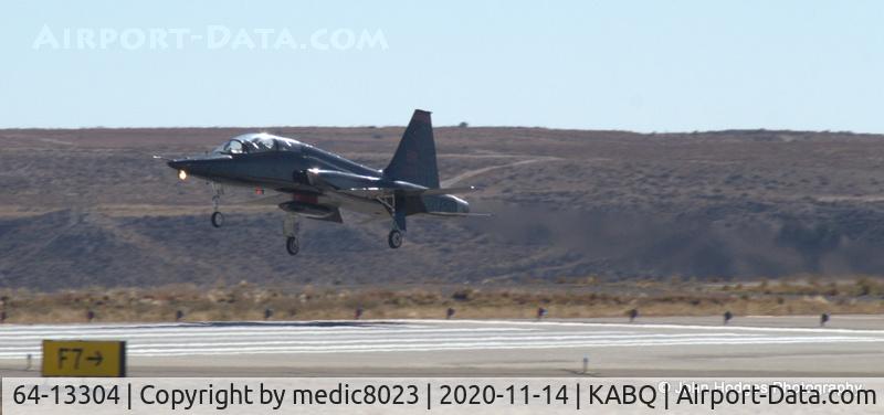64-13304, 1964 Northrop T-38A Talon C/N N.5733, Coming in low and hot