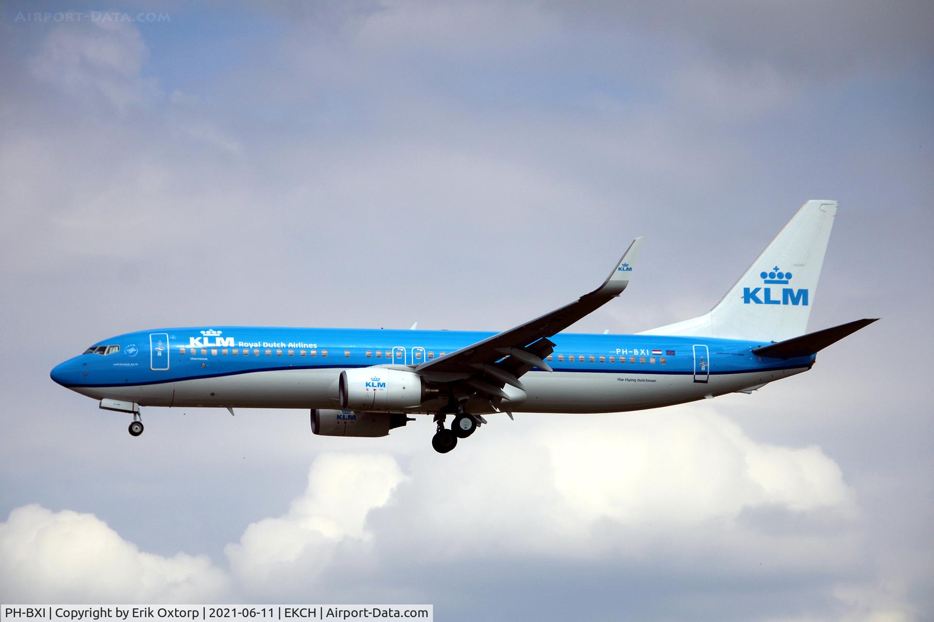 PH-BXI, 2000 Boeing 737-8K2 C/N 30358, PH-BXI landing rw 22L