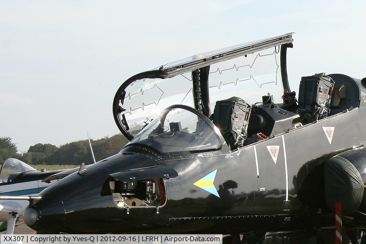 XX307, 1980 Hawker Siddeley Hawk T.1A C/N 141/312132, Royal Air Force British Aerospace Hawk T.1-1A, Cockpit close up view, Lann Bihoué Naval Air Base (LFRH - LRT) open day 2012