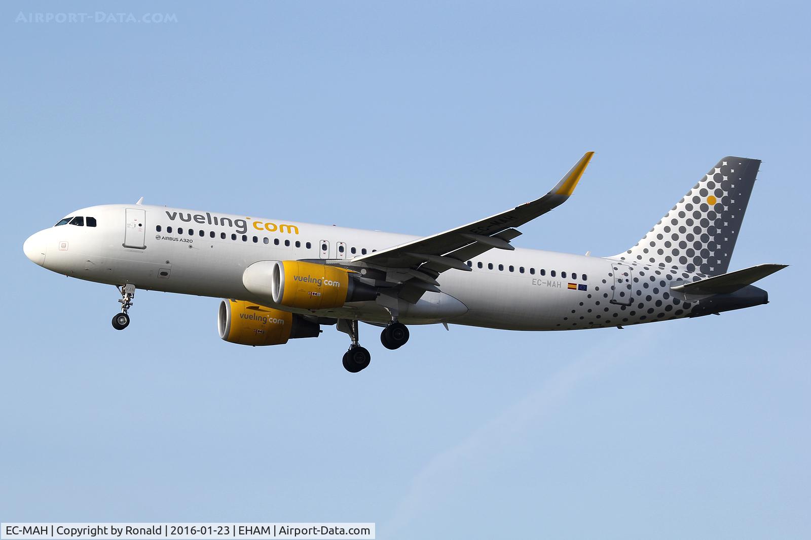EC-MAH, 2014 Airbus A320-214 C/N 6039, at spl