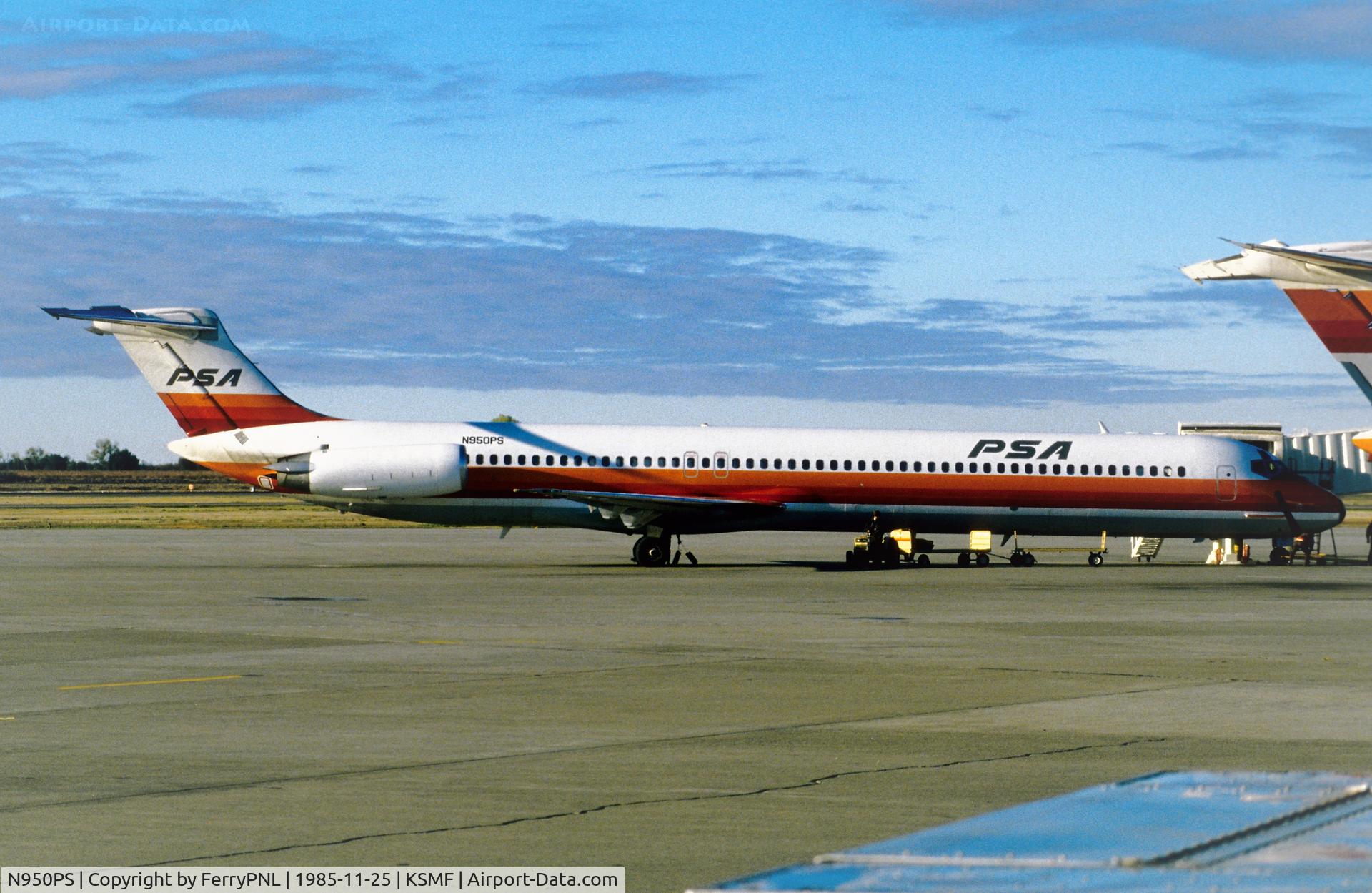 N950PS, 1981 McDonnell Douglas MD-81 C/N 48028, PSA MD81at its gate