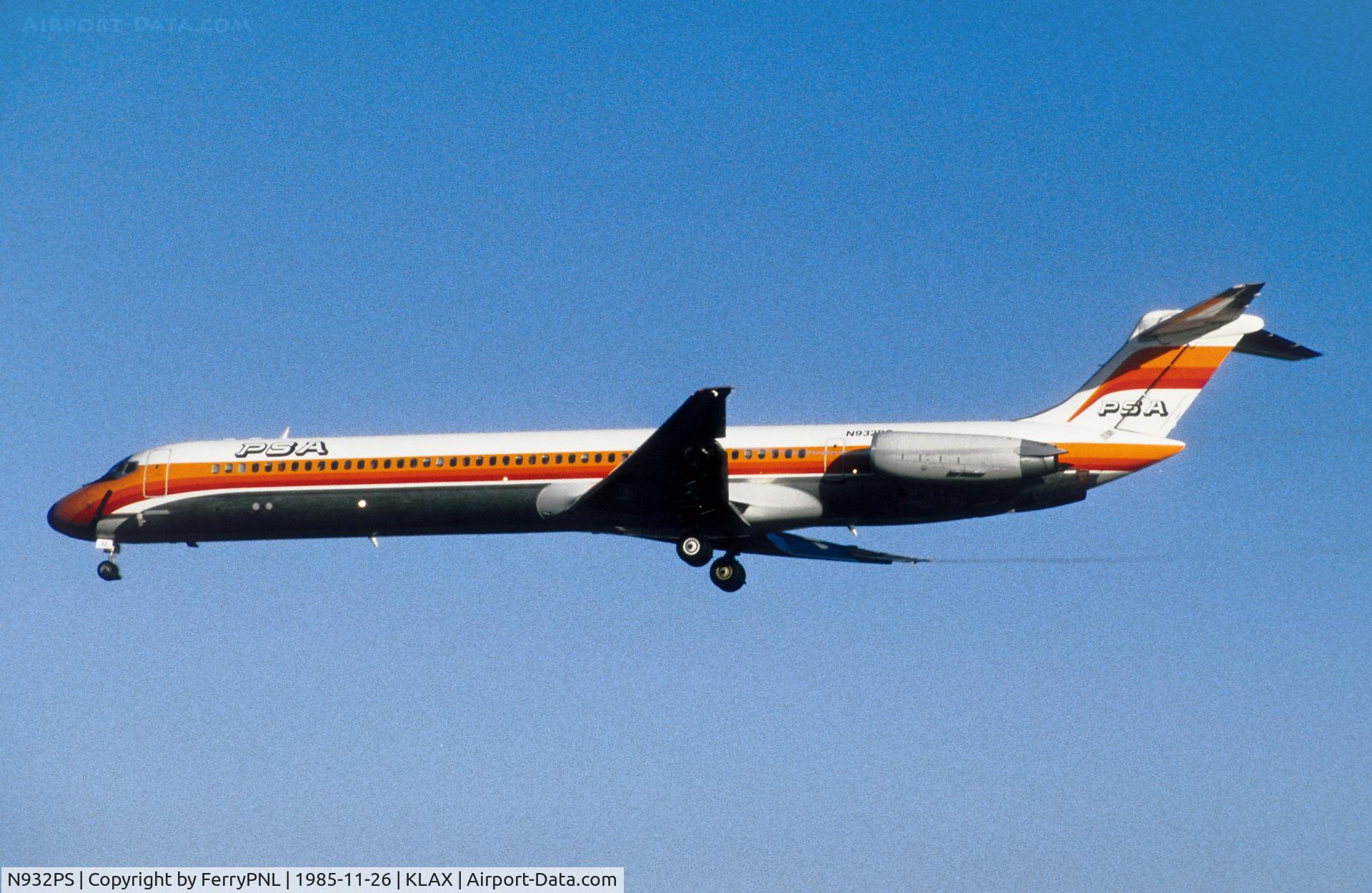 N932PS, 1981 McDonnell Douglas MD-81 (DC-9-81) C/N 48040, PSA MD81 on short final