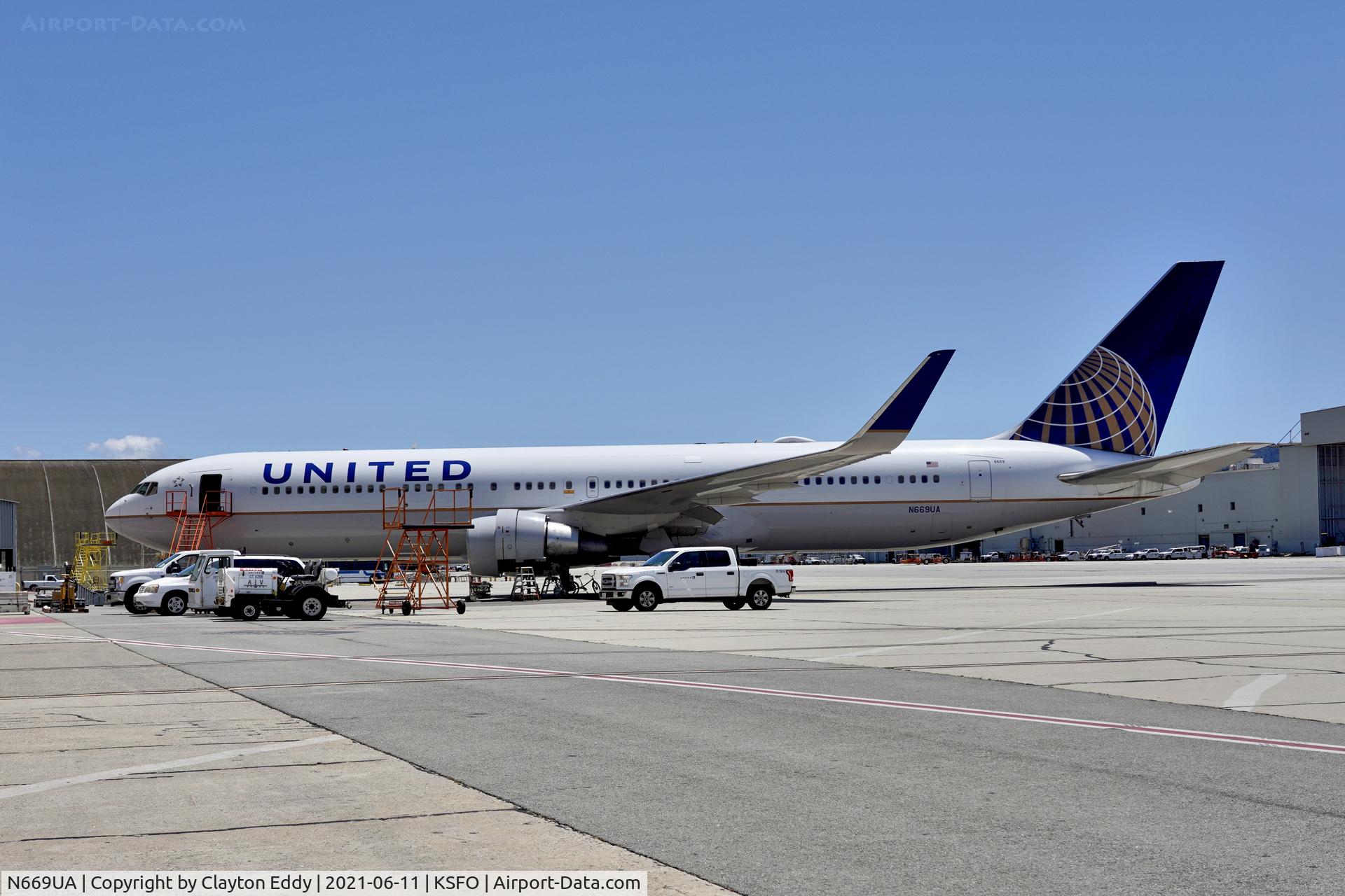 N669UA, 1999 Boeing 767-322 C/N 30025, SFO 2021.