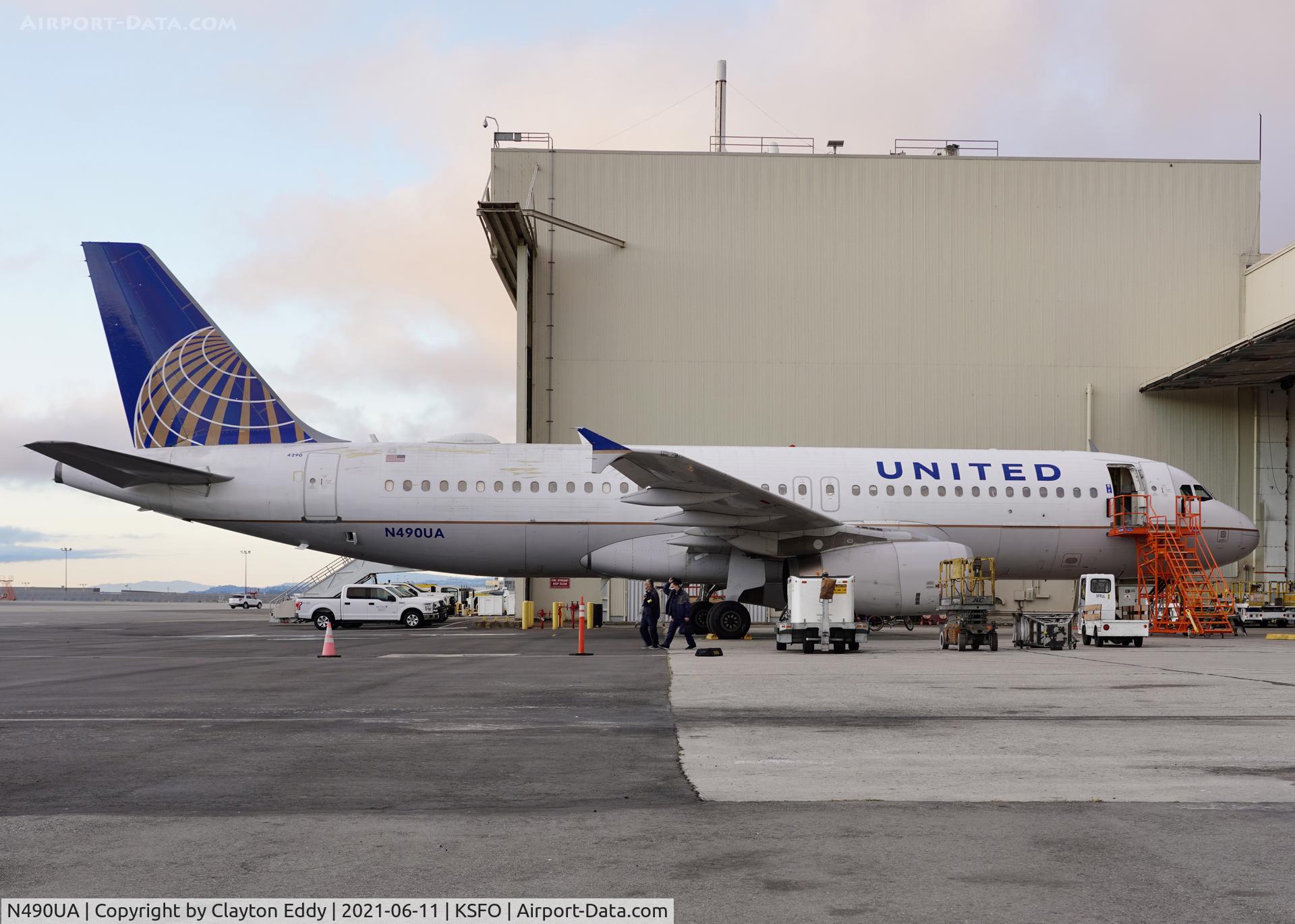 N490UA, 2002 Airbus A320-232 C/N 1728, SFO 2021.