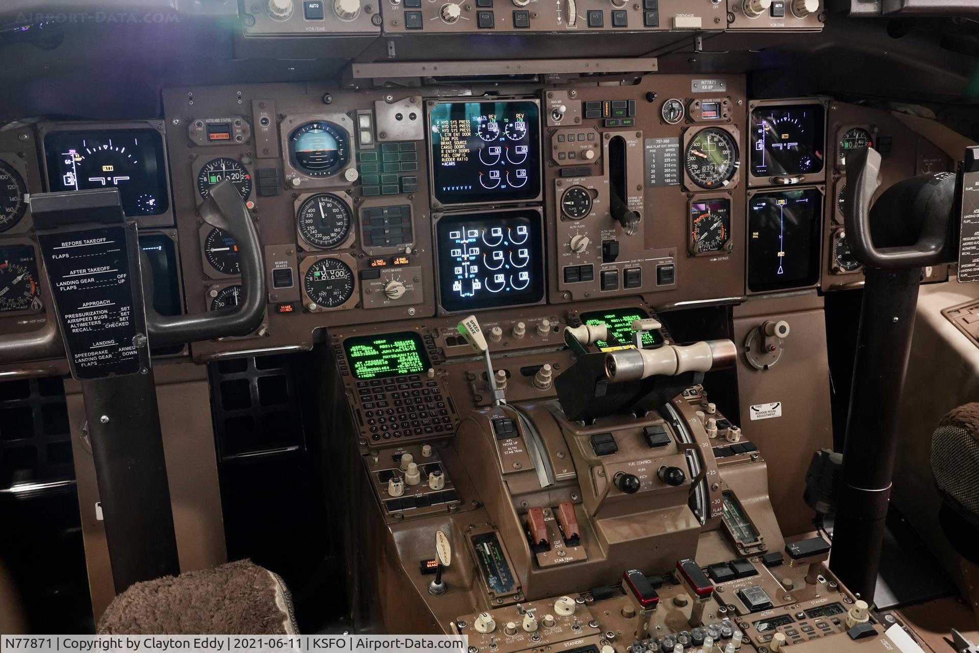N77871, 2003 Boeing 757-33N C/N 33526, Right wing landing light. SFO. 2021.
