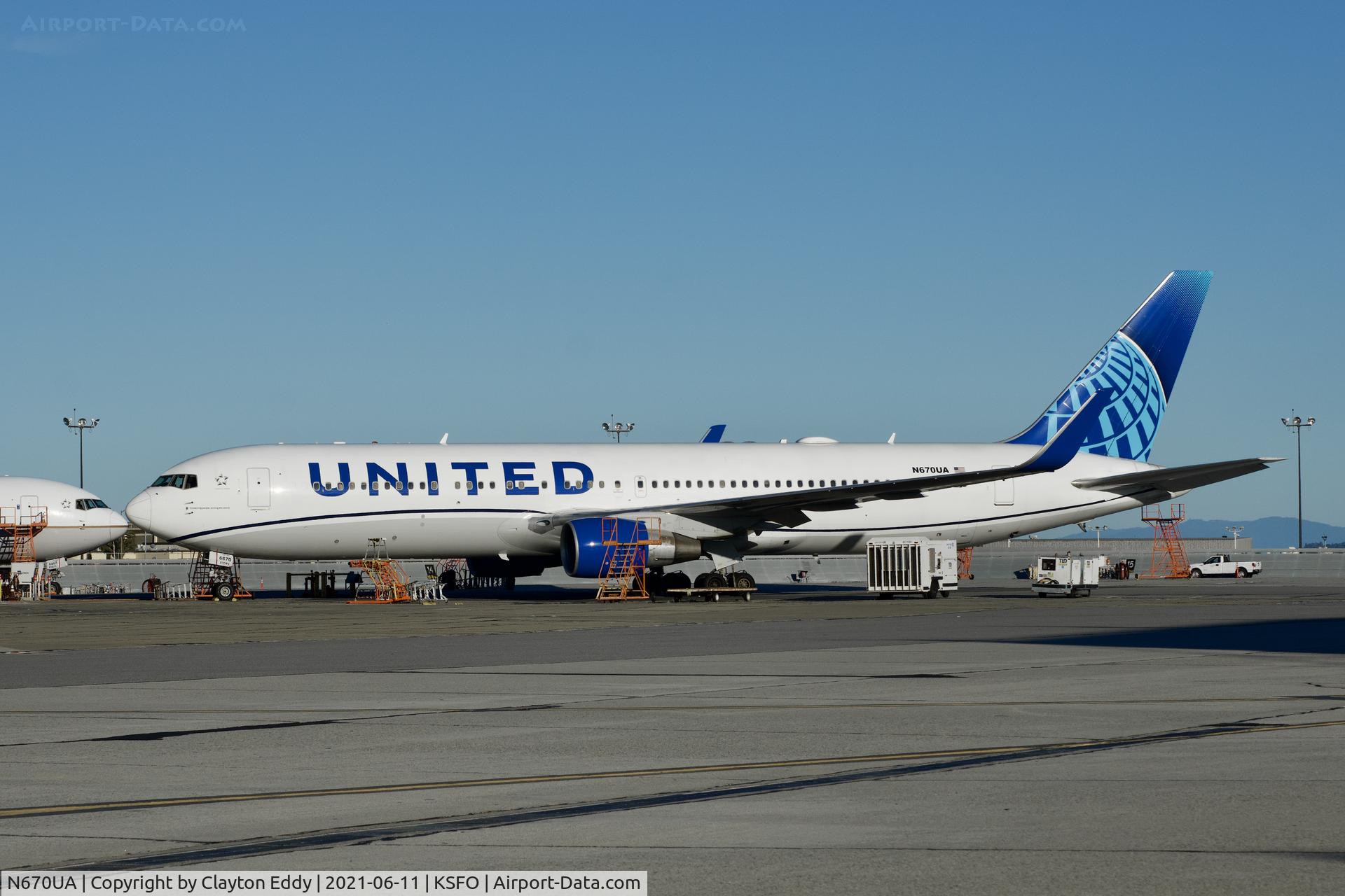 N670UA, 1999 Boeing 767-322 C/N 29240, SFO 2021.