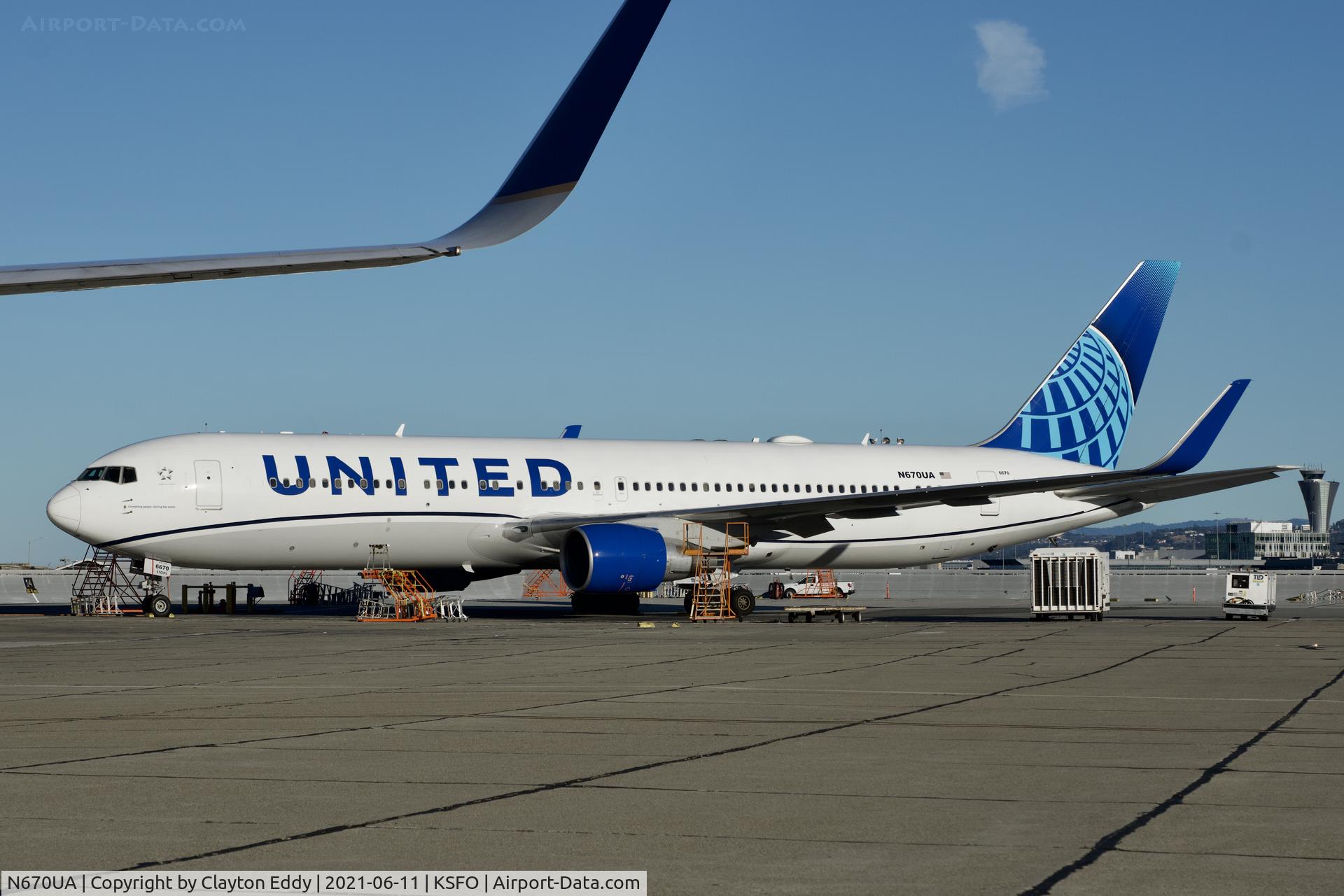 N670UA, 1999 Boeing 767-322 C/N 29240, SFO 2021.