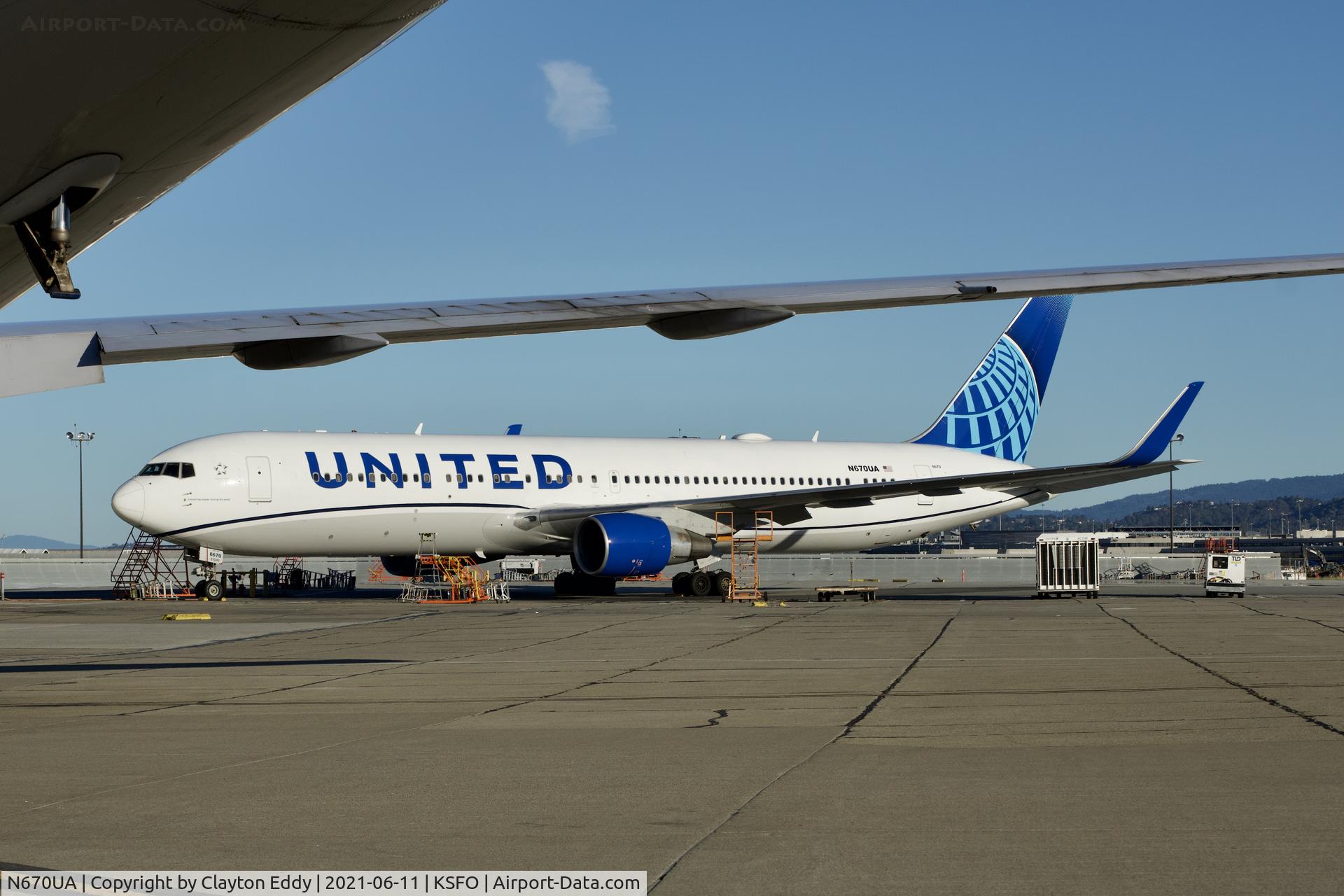 N670UA, 1999 Boeing 767-322 C/N 29240, SFO 2021.