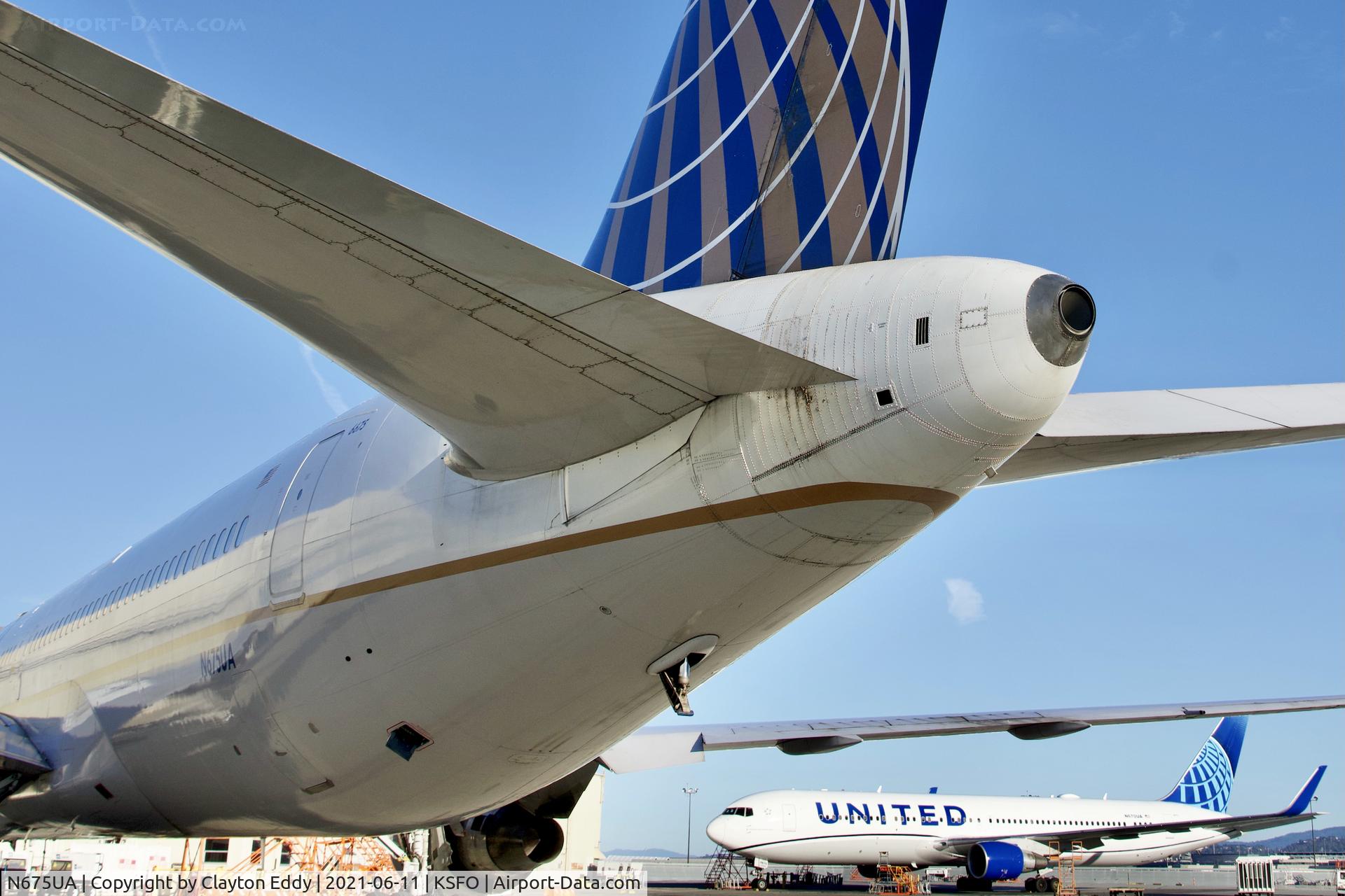 N675UA, 2000 Boeing 767-322 C/N 29243, SFO 2021.